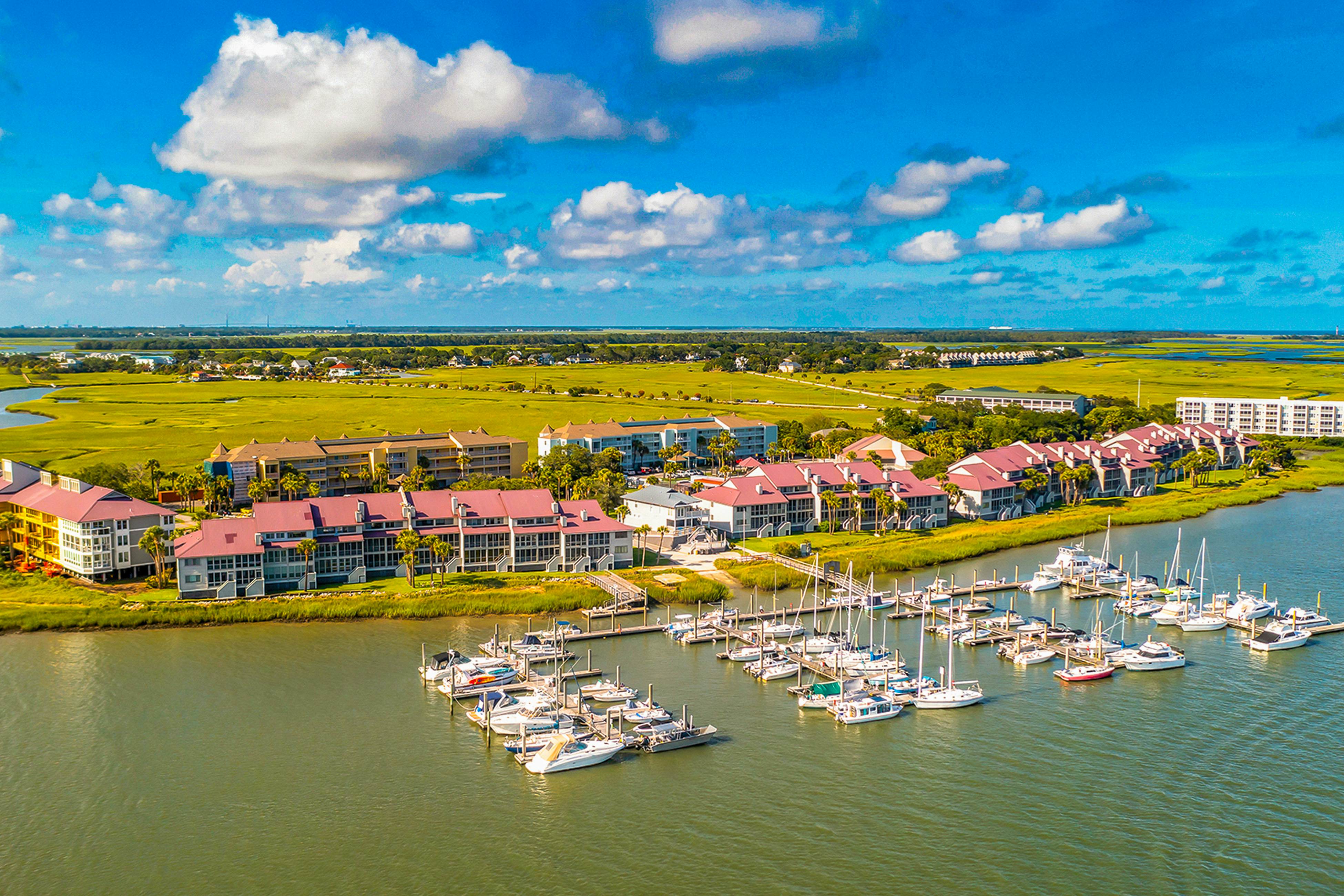 2-story riverfront condo with 2 balconies, outdoor pool, grills, river views, AC