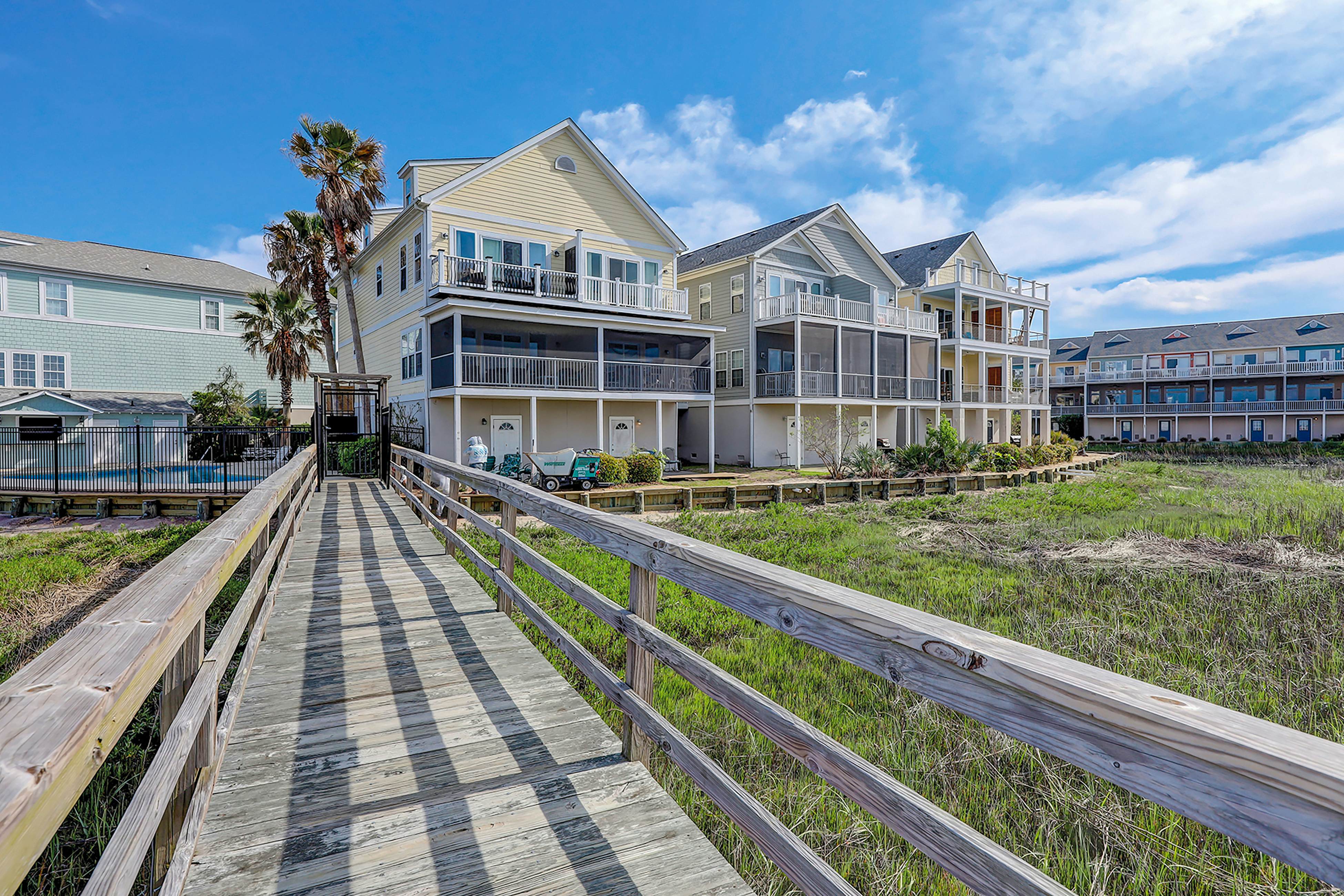 Inviting waterfront townhouse with beach access, balcony, W/D, pool & dock