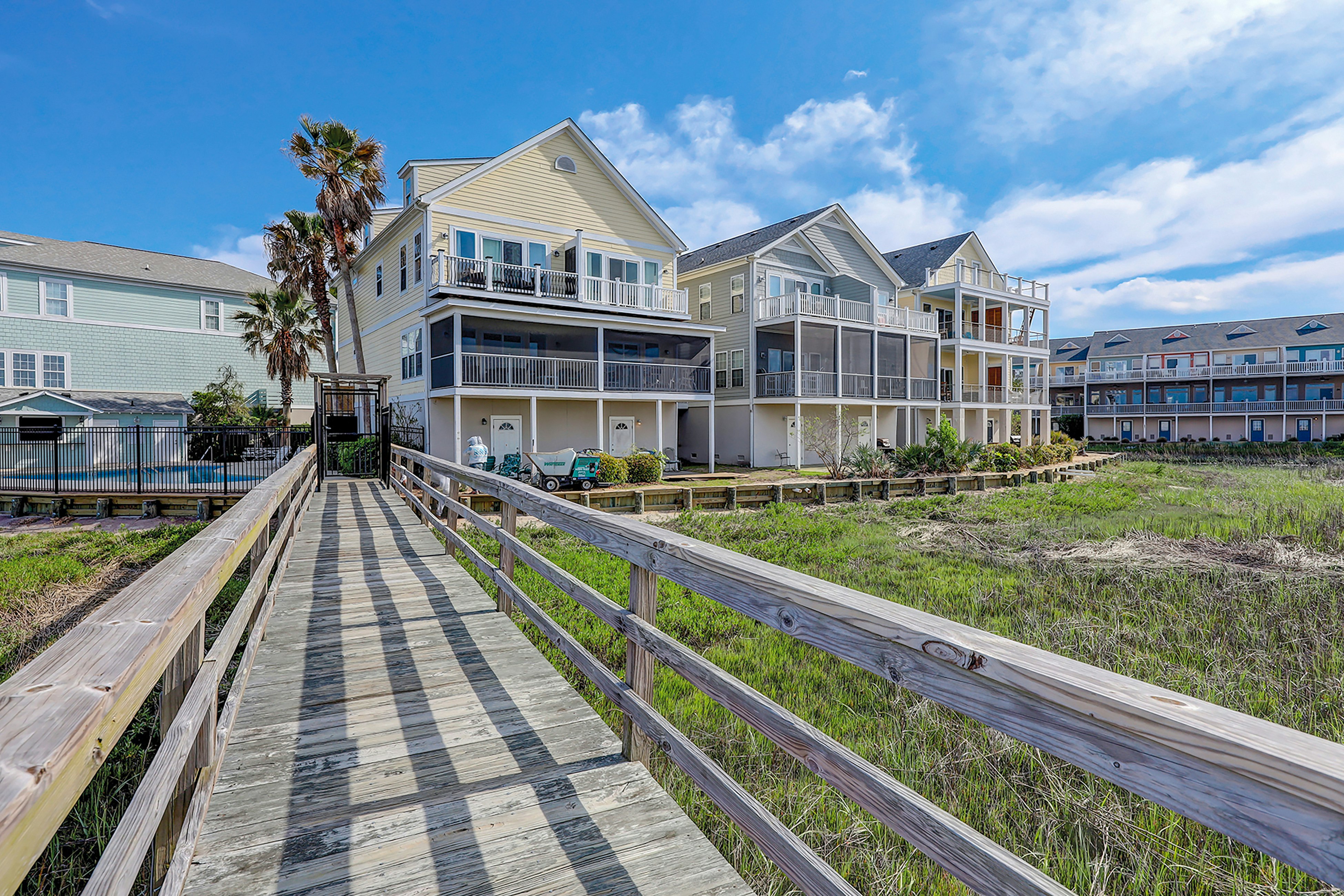Inviting waterfront townhouse with beach access, balcony, W/D, pool & dock