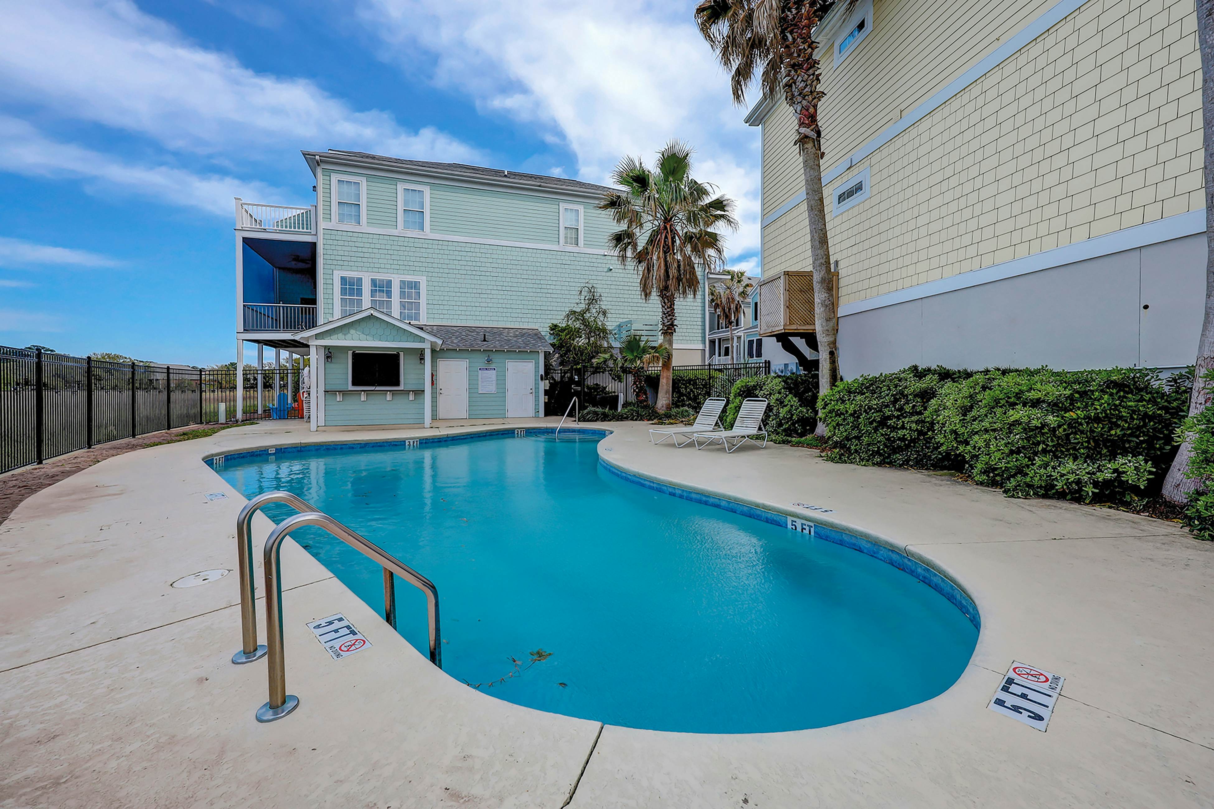 Lavish home near the beach and Charleston with pool & dock access - balcony