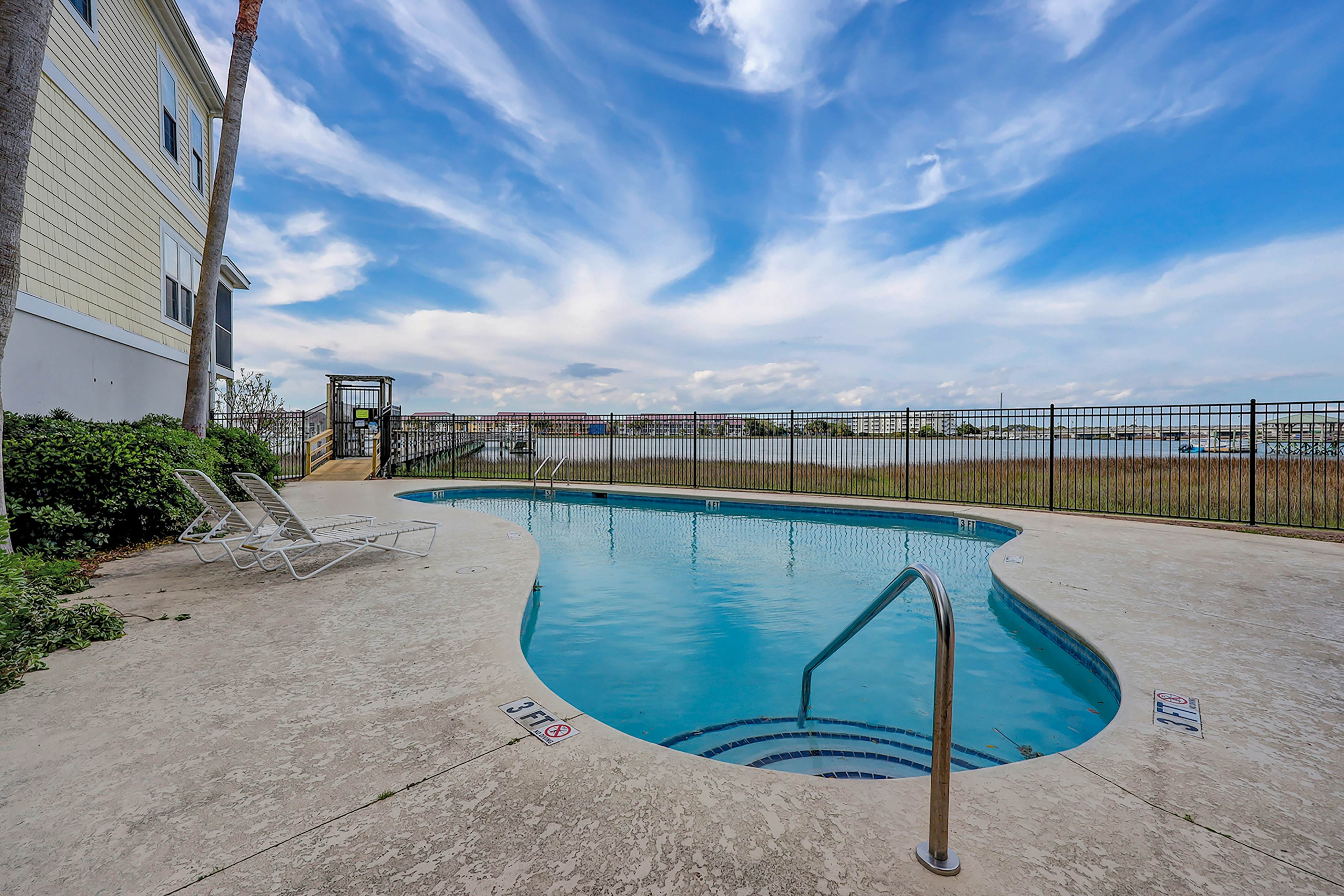 Lavish home near the beach and Charleston with pool & dock access - balcony