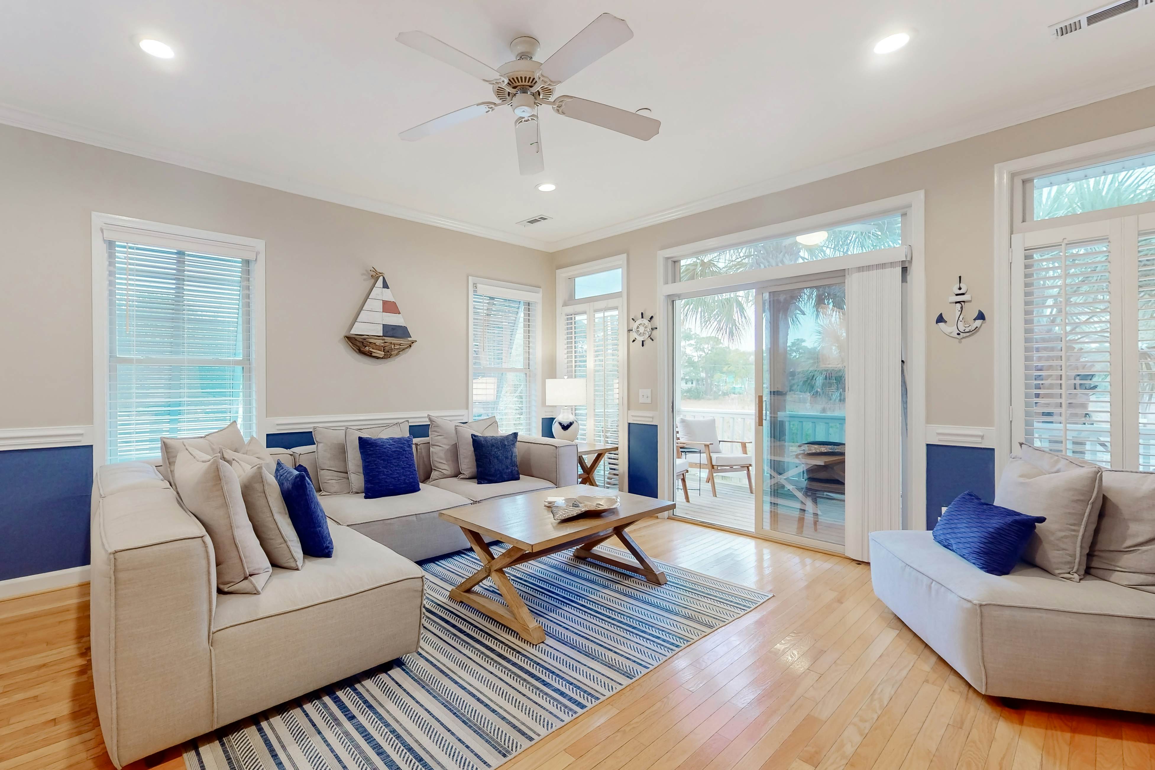 Lavish home near the beach and Charleston with pool & dock access - balcony