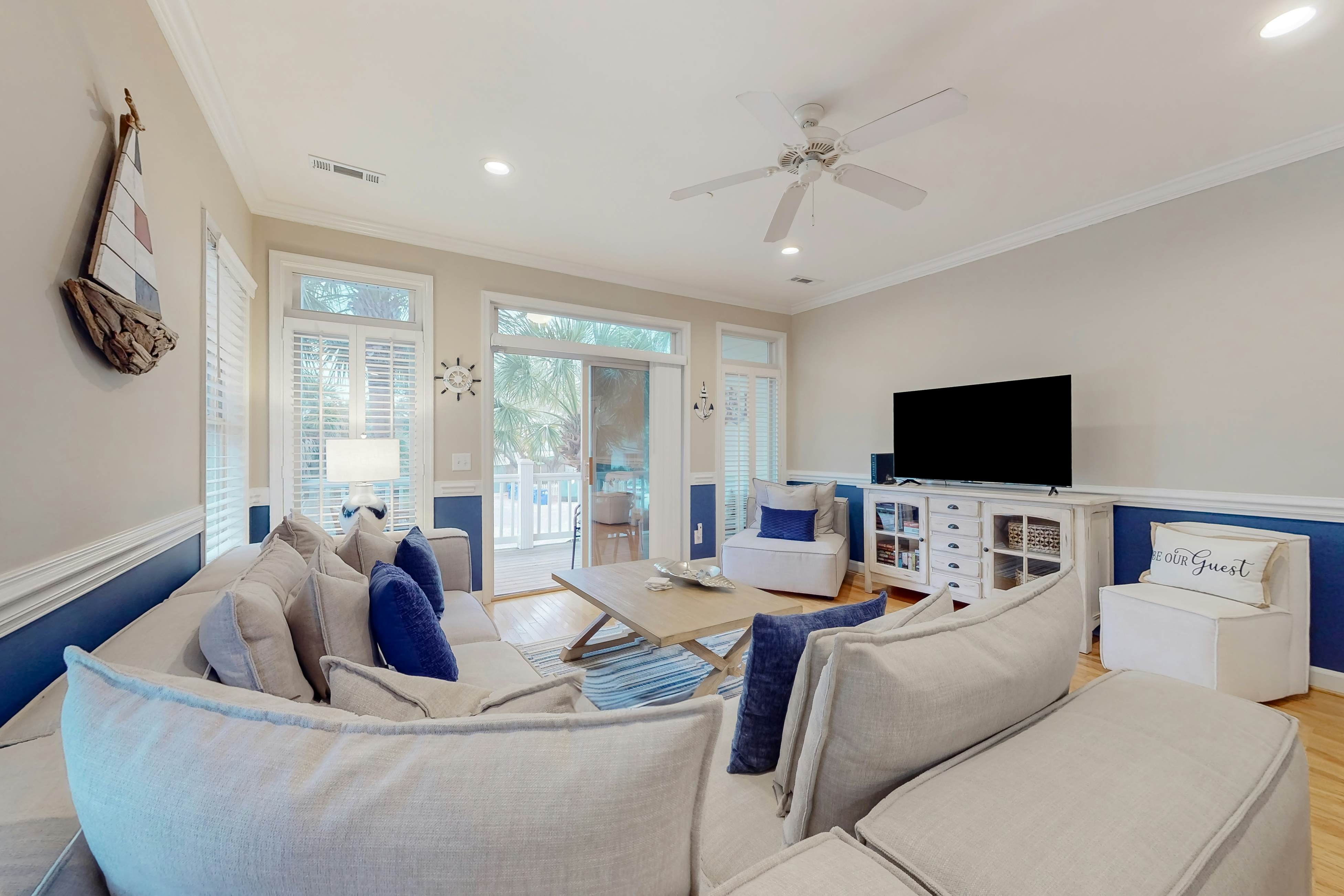 Lavish home near the beach and Charleston with pool & dock access - balcony