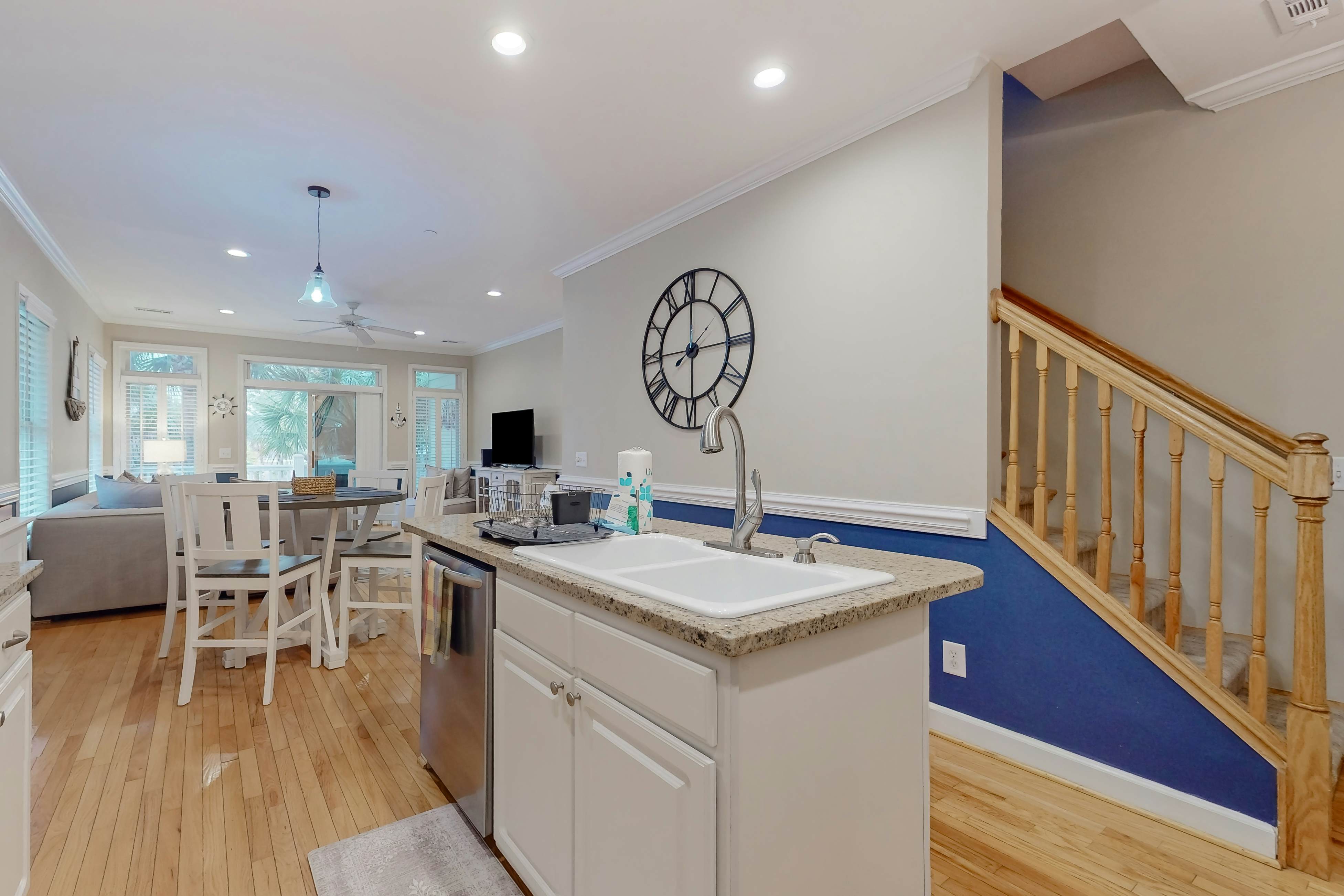 Lavish home near the beach and Charleston with pool & dock access - balcony