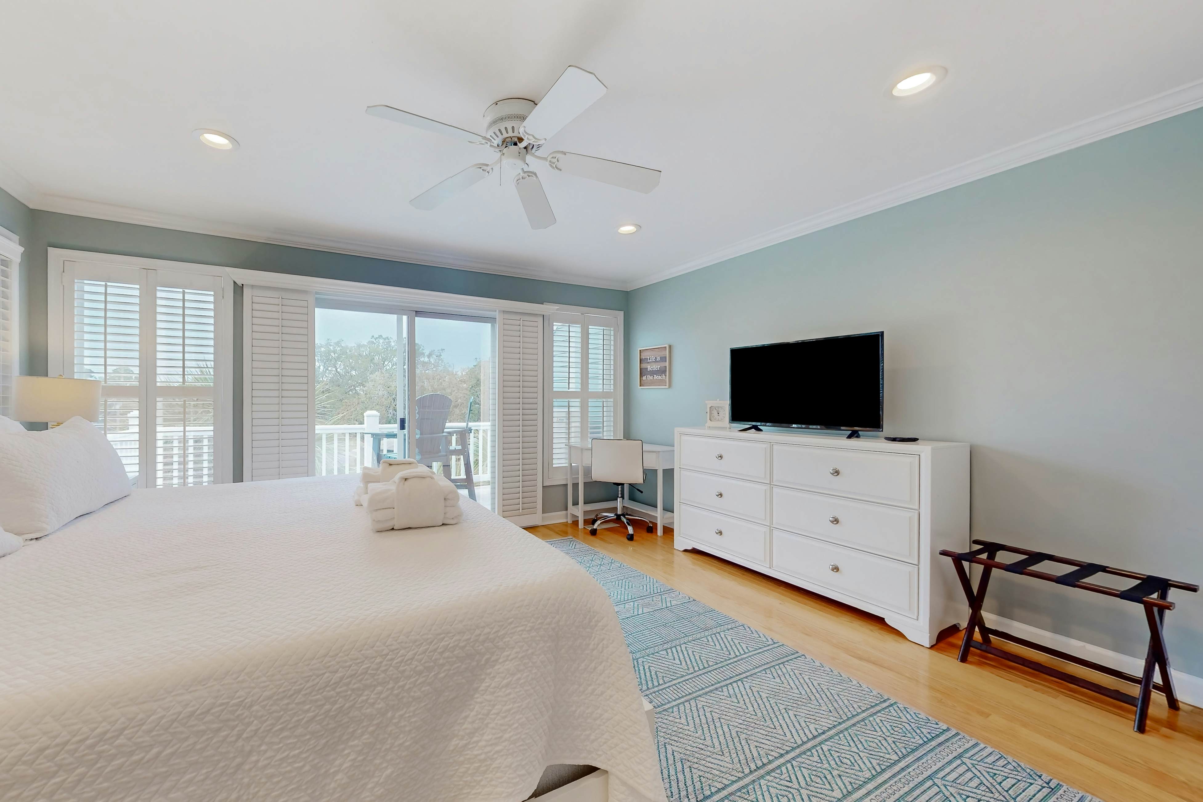 Lavish home near the beach and Charleston with pool & dock access - balcony