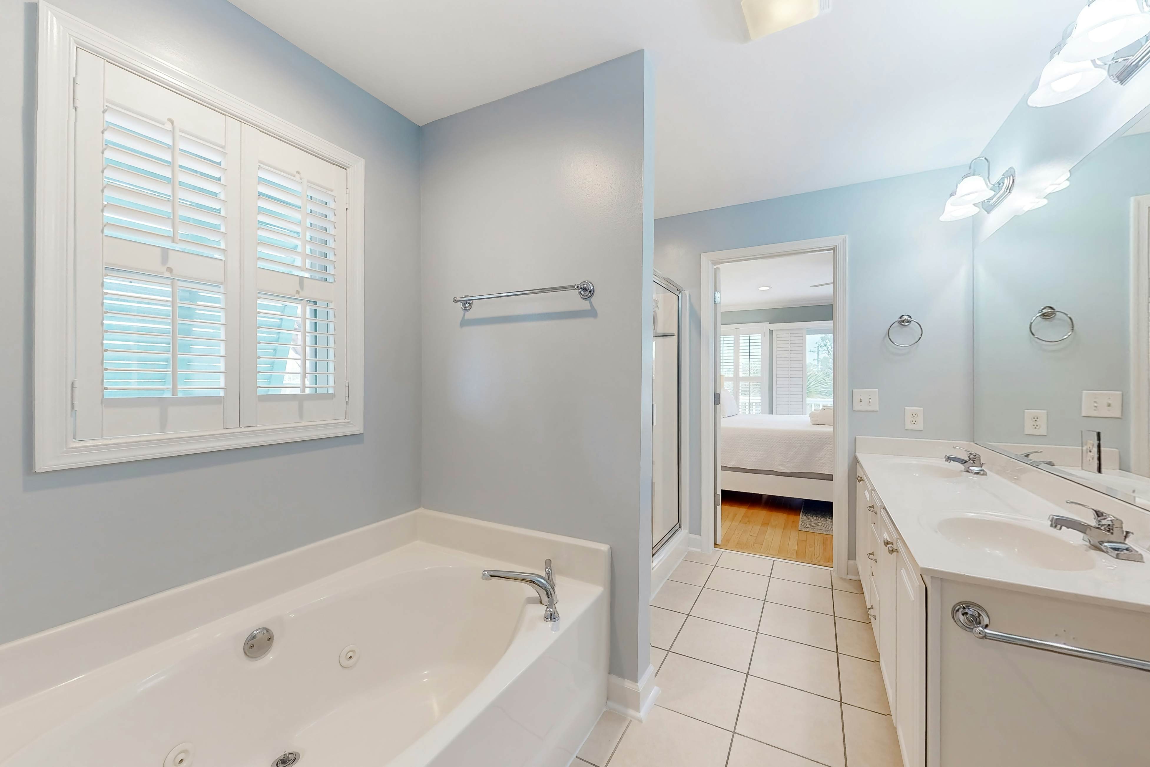 Lavish home near the beach and Charleston with pool & dock access - balcony