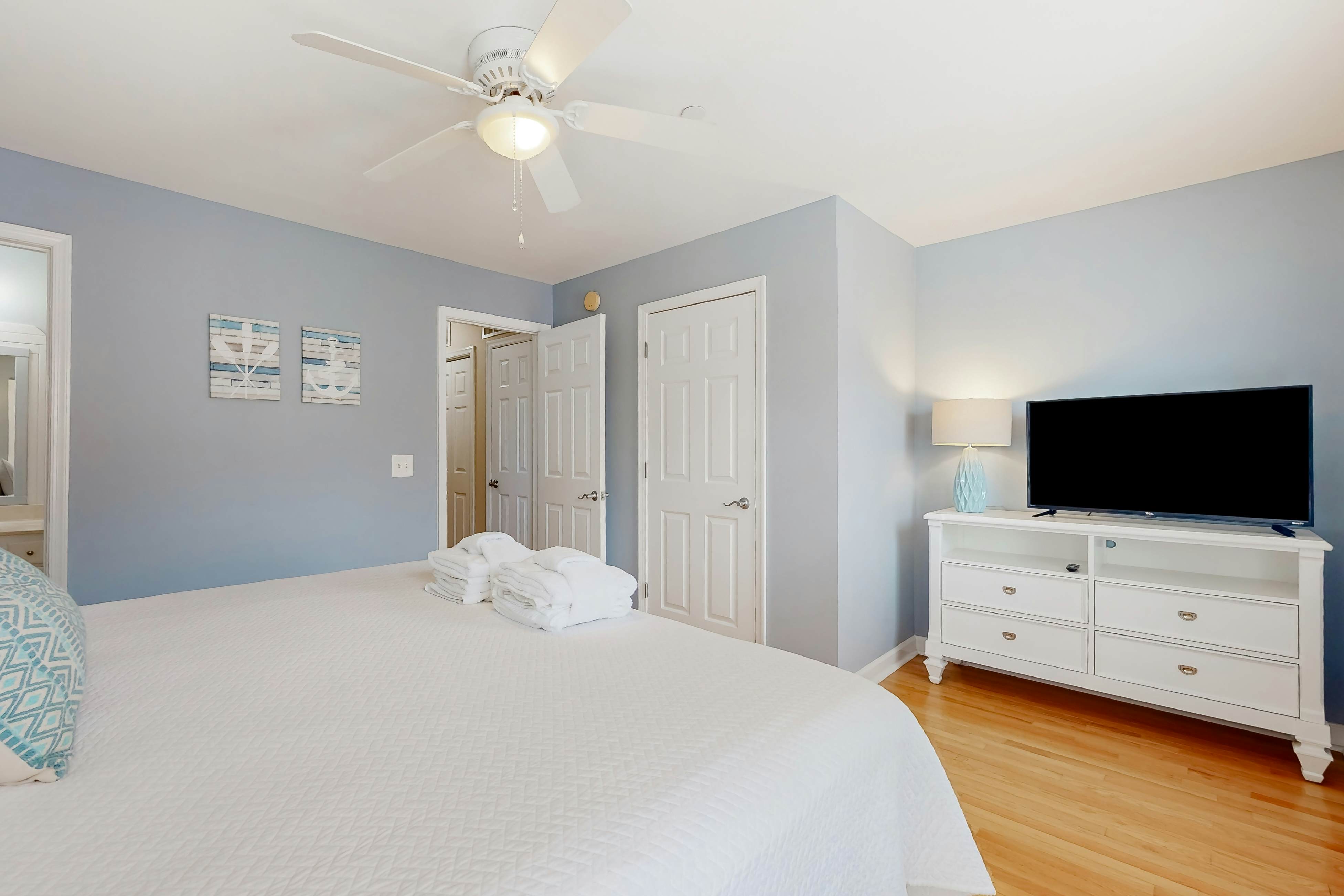 Lavish home near the beach and Charleston with pool & dock access - balcony