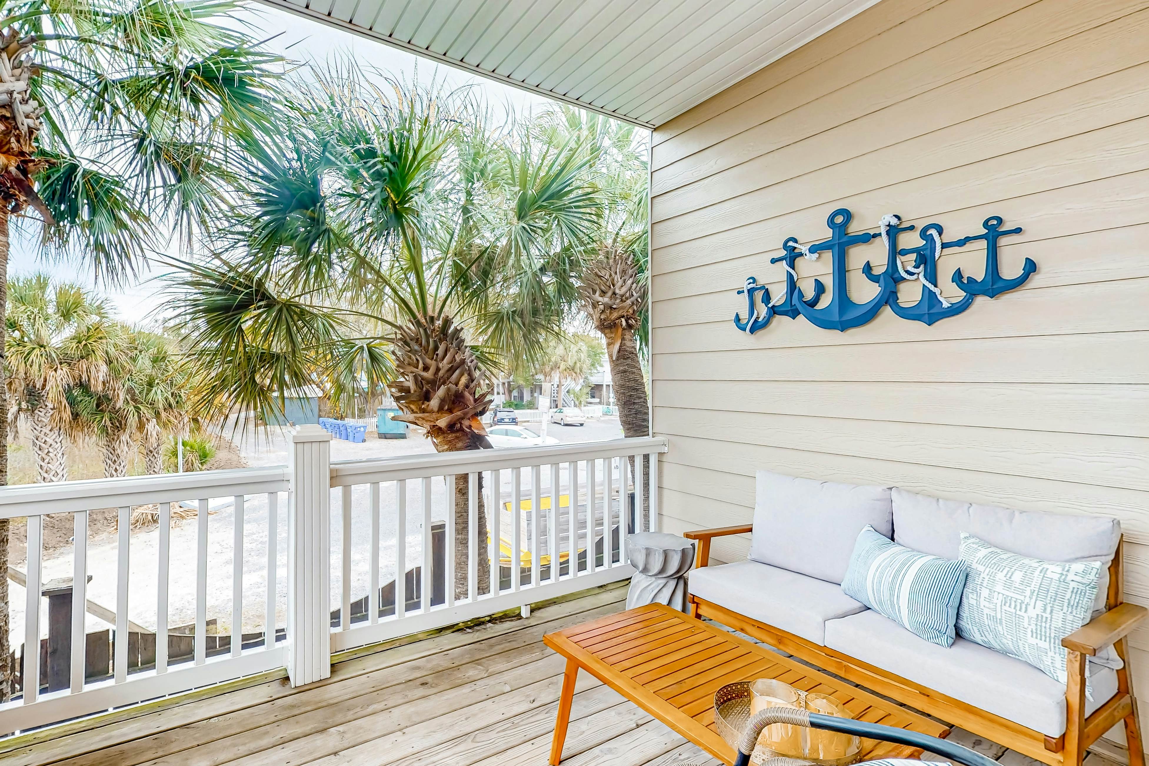 Lavish home near the beach and Charleston with pool & dock access - balcony