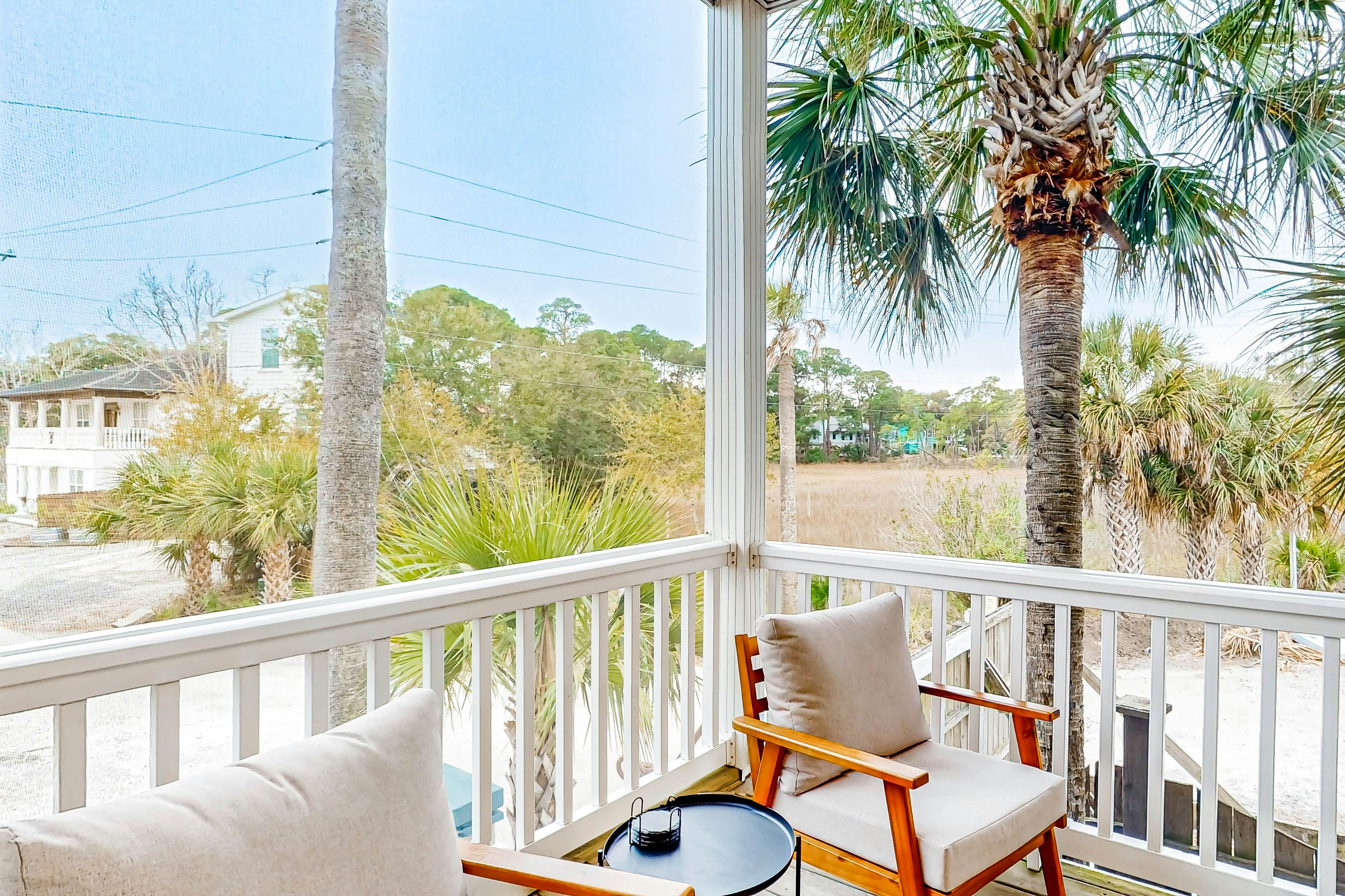 Lavish home near the beach and Charleston with pool & dock access - balcony
