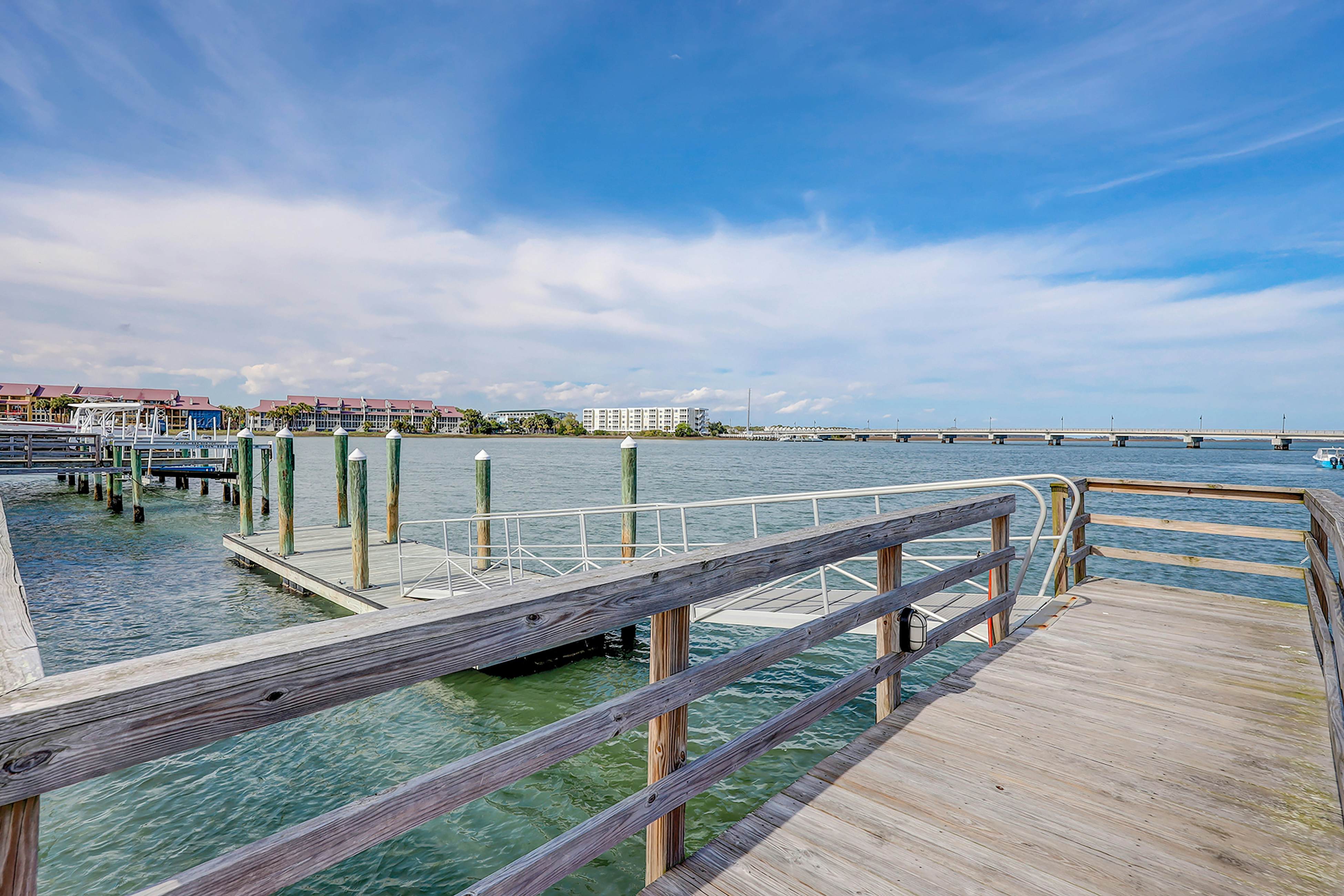 Lavish home near the beach and Charleston with pool & dock access - balcony