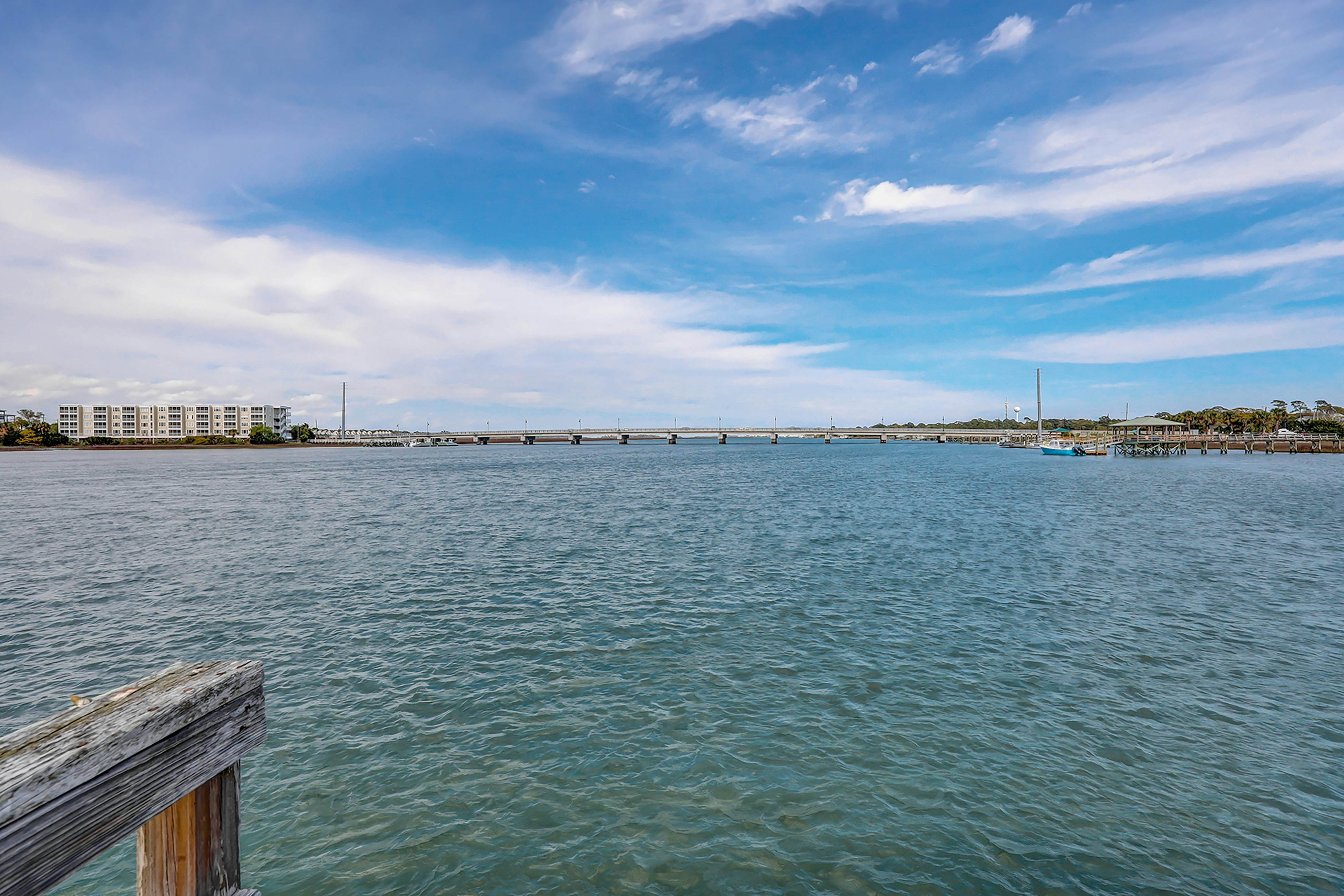 Lavish home near the beach and Charleston with pool & dock access - balcony