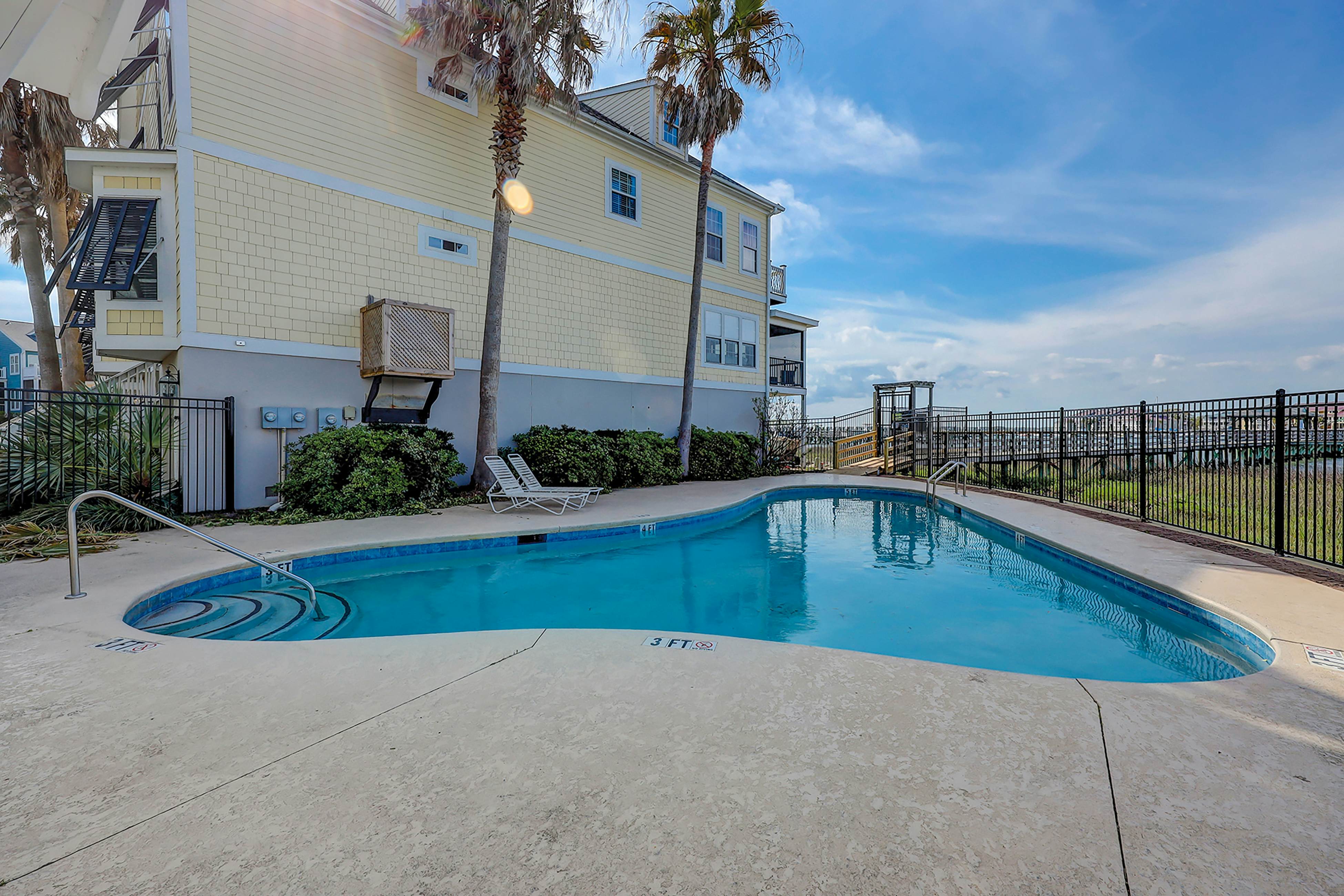 Lavish home near the beach and Charleston with pool & dock access - balcony