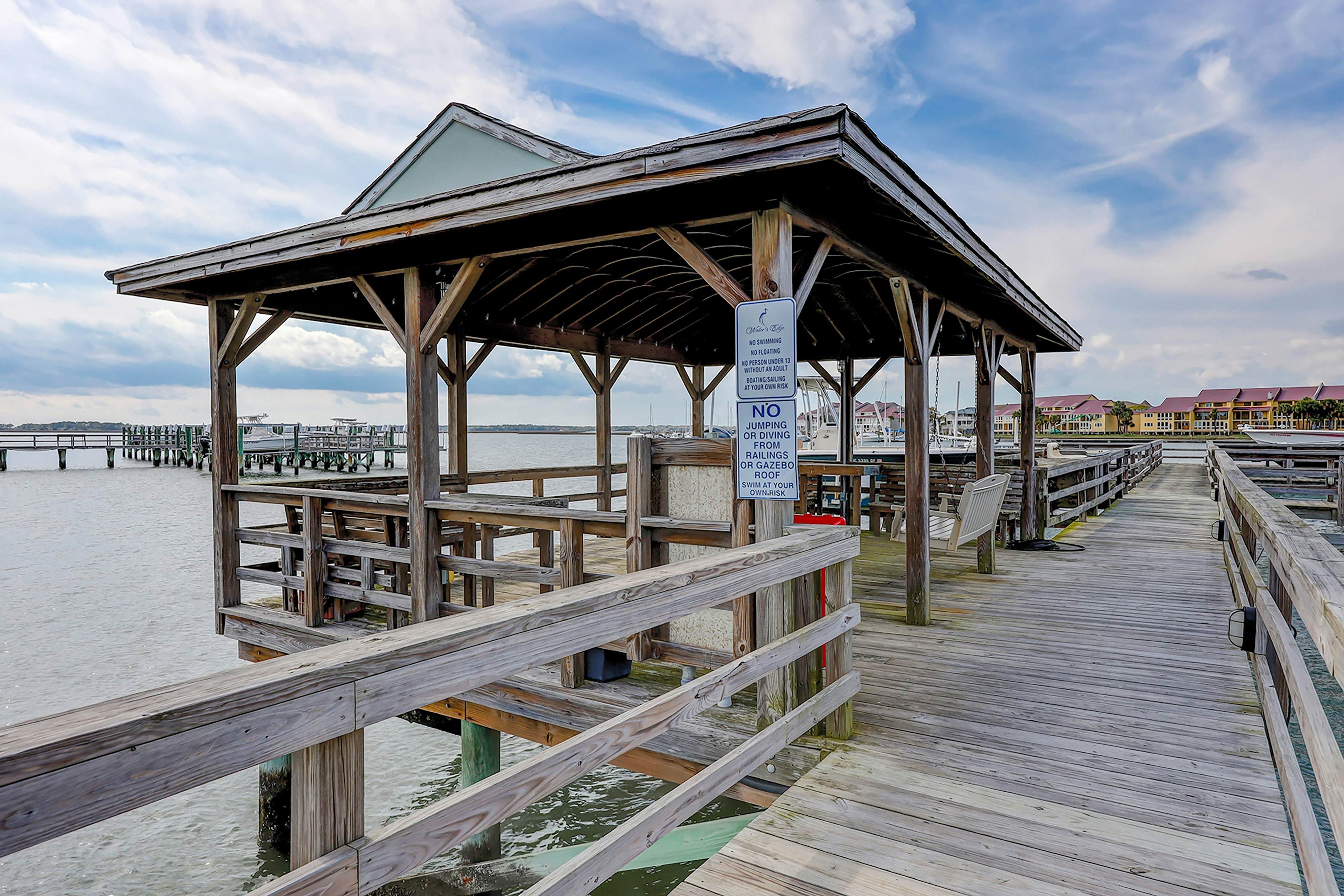 Lavish home near the beach and Charleston with pool & dock access - balcony