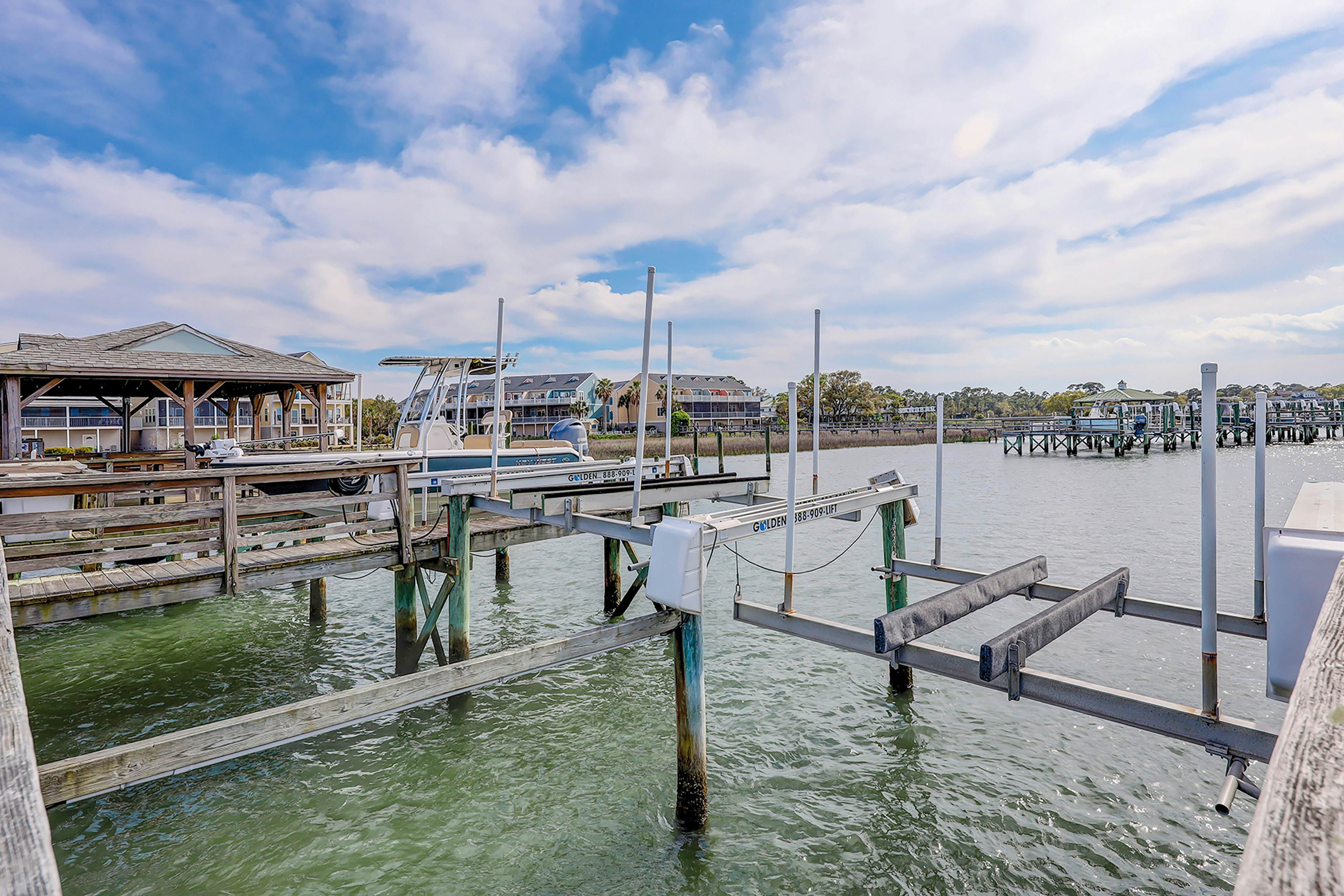 Lavish home near the beach and Charleston with pool & dock access - balcony