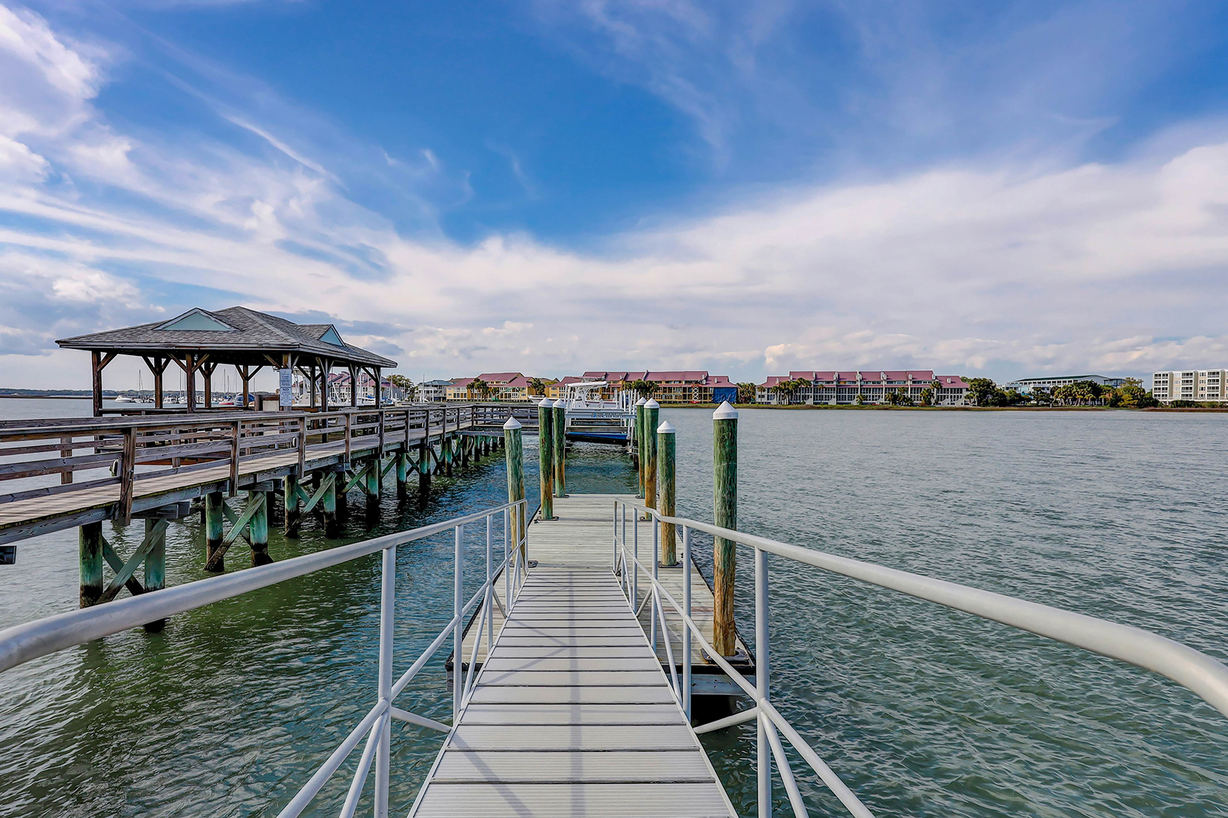 Lavish home near the beach and Charleston with pool & dock access - balcony