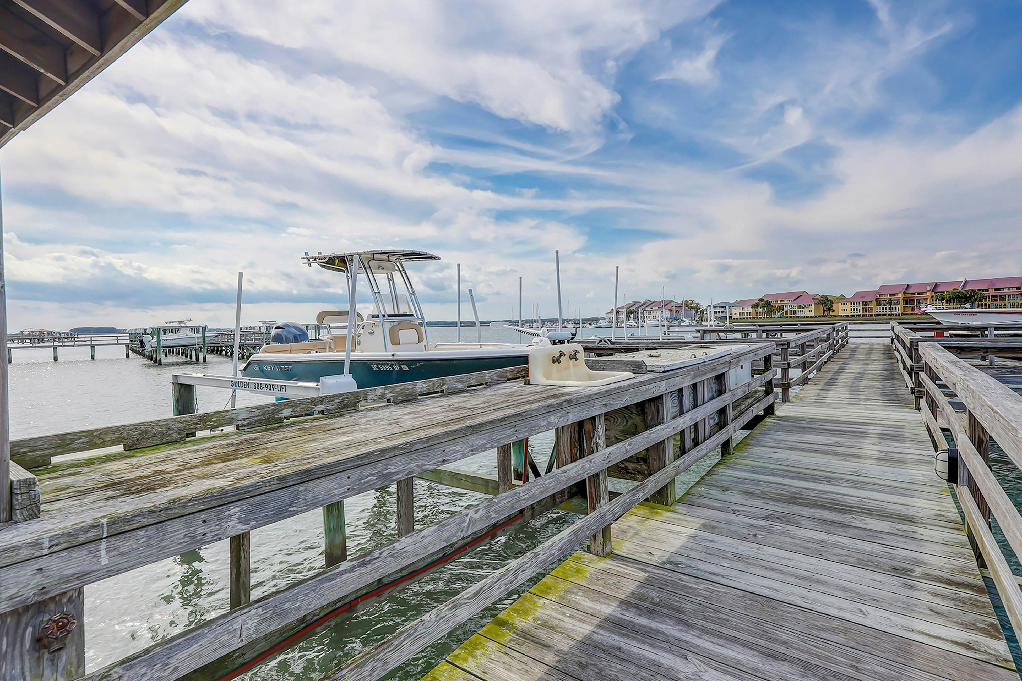 Lavish home near the beach and Charleston with pool & dock access - balcony