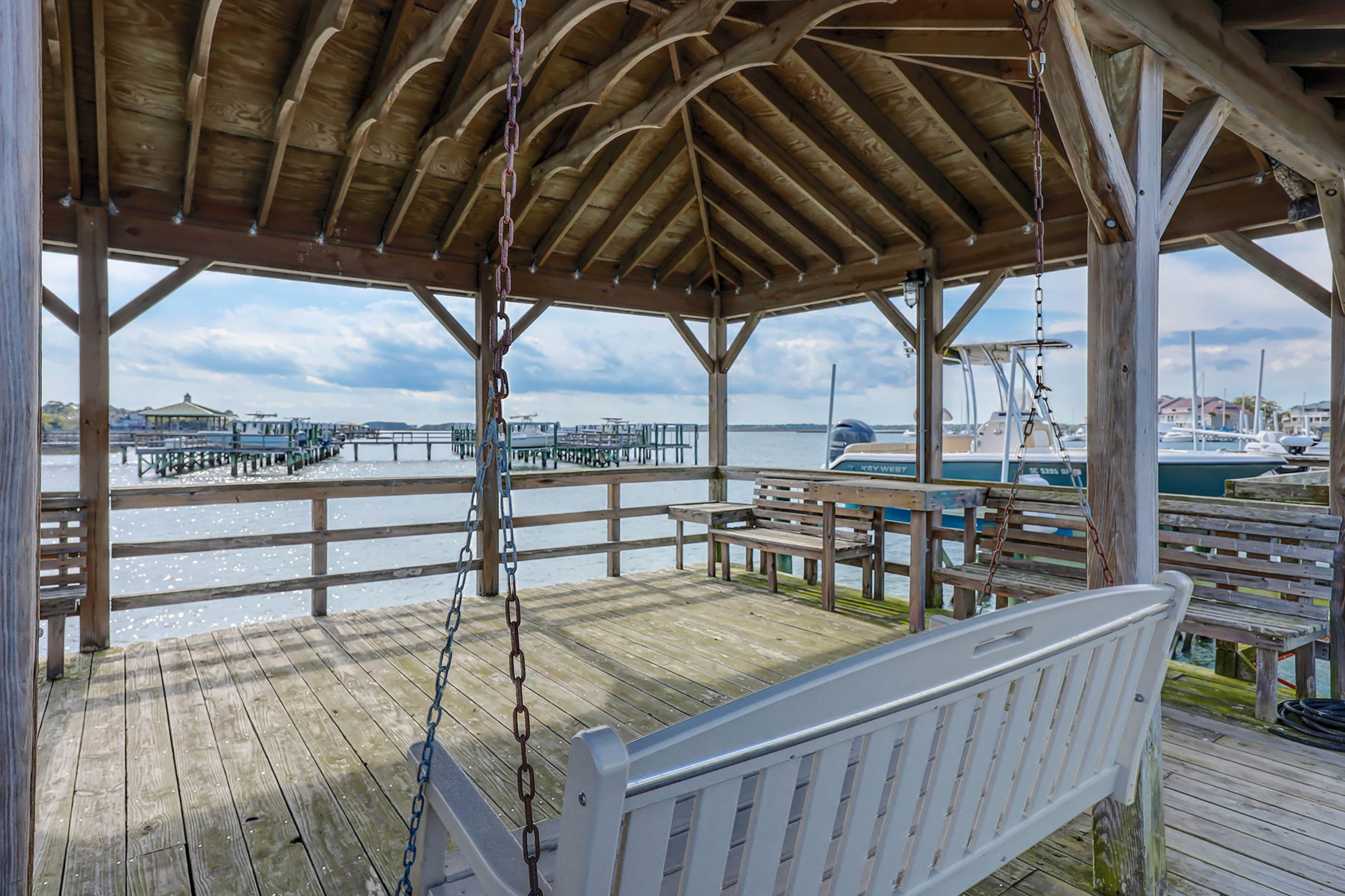 Lavish home near the beach and Charleston with pool & dock access - balcony