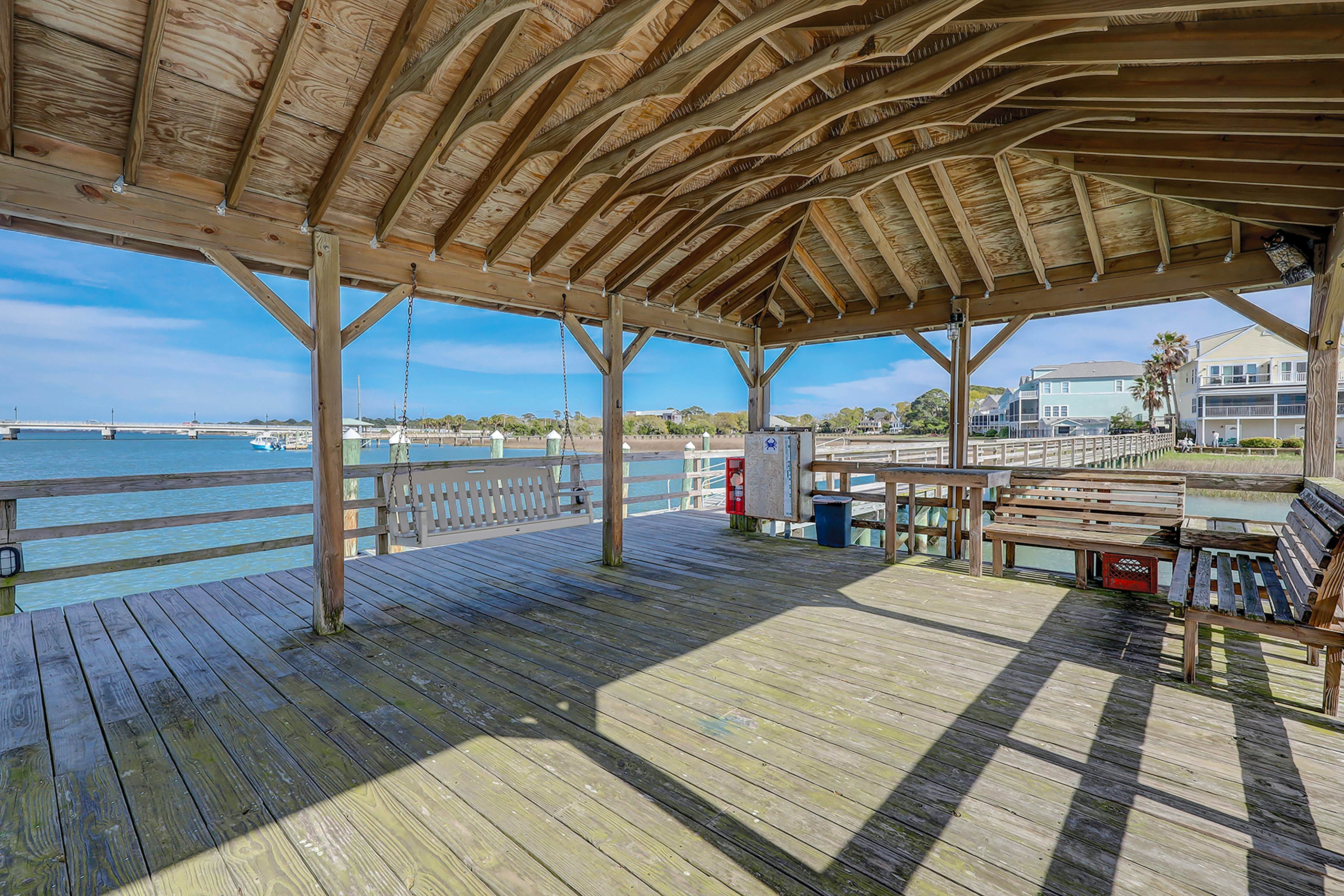 Lavish home near the beach and Charleston with pool & dock access - balcony
