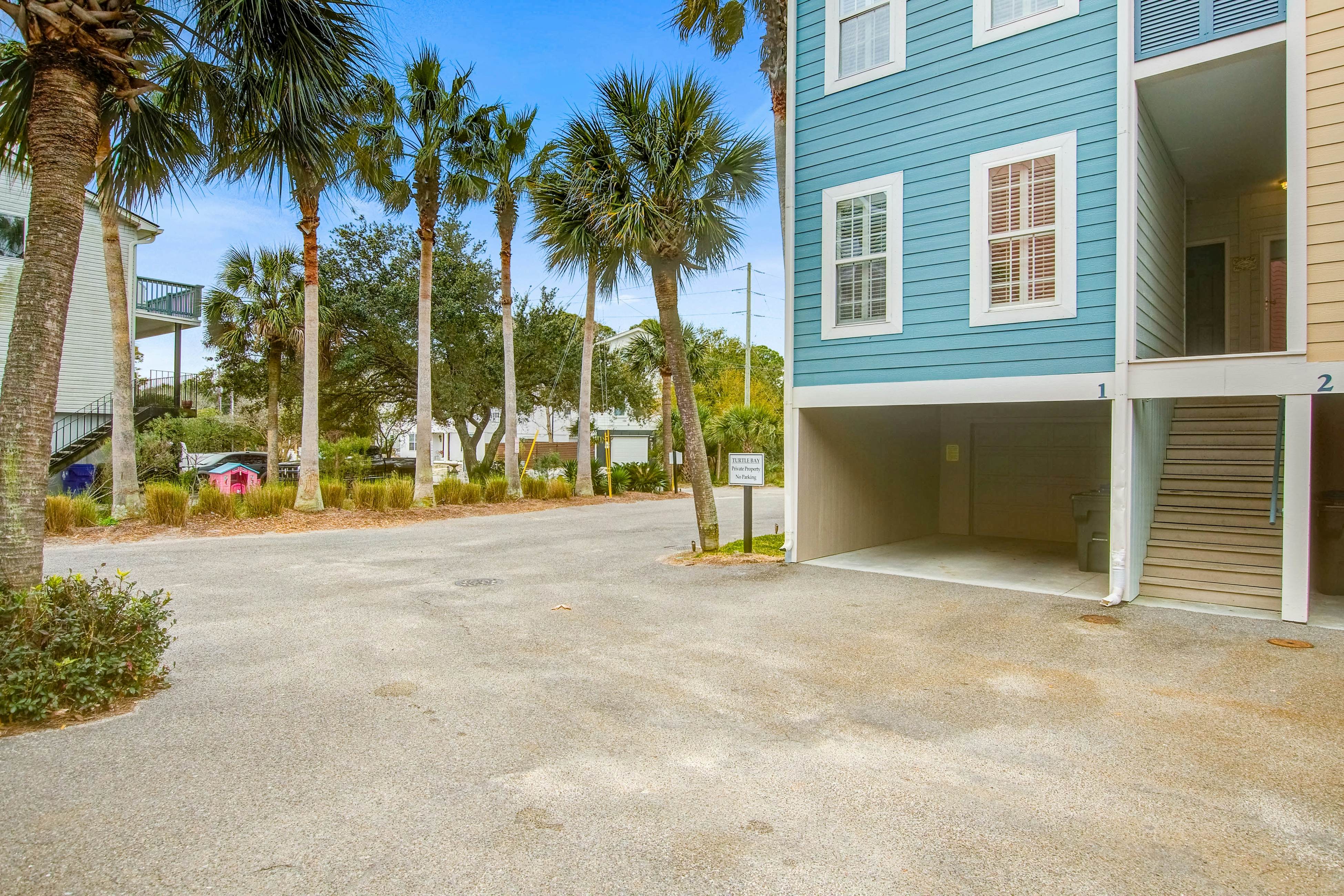 Lavish home near the beach and Charleston with pool & dock access - balcony