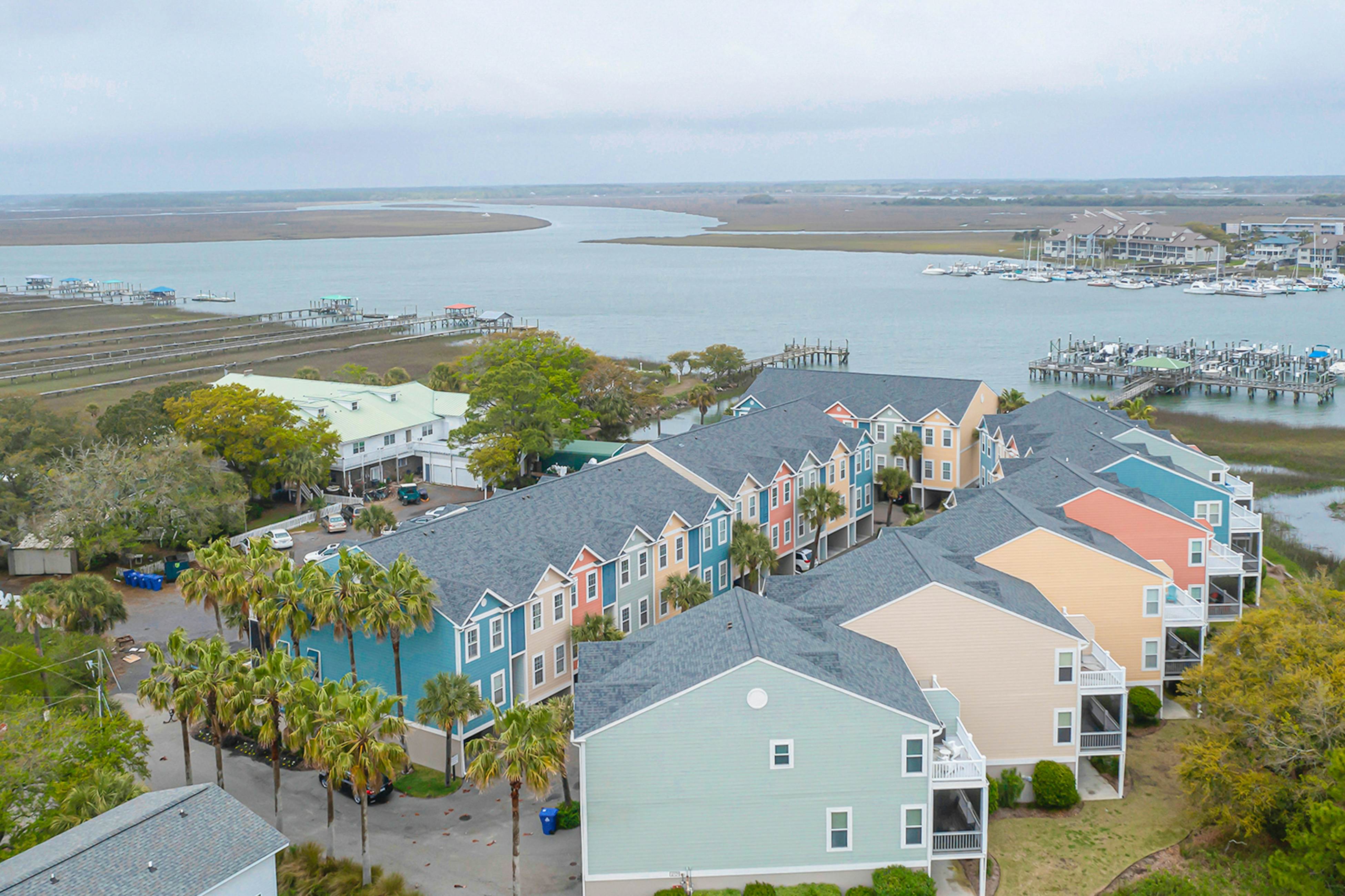 Lavish home near the beach and Charleston with pool & dock access - balcony