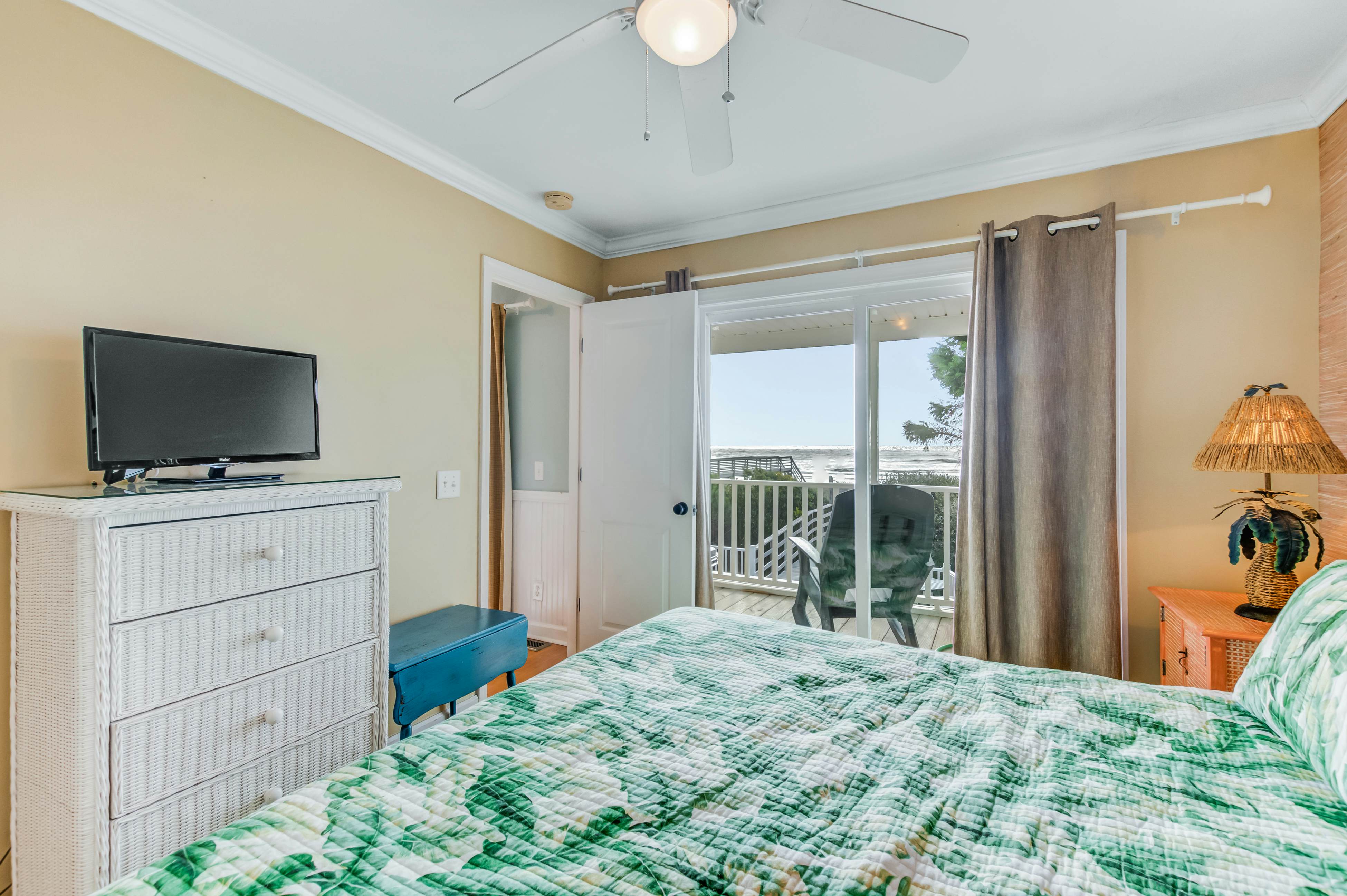 Oceanfront, event-friendly home with multiple decks & WiFi - 2 dogs ok