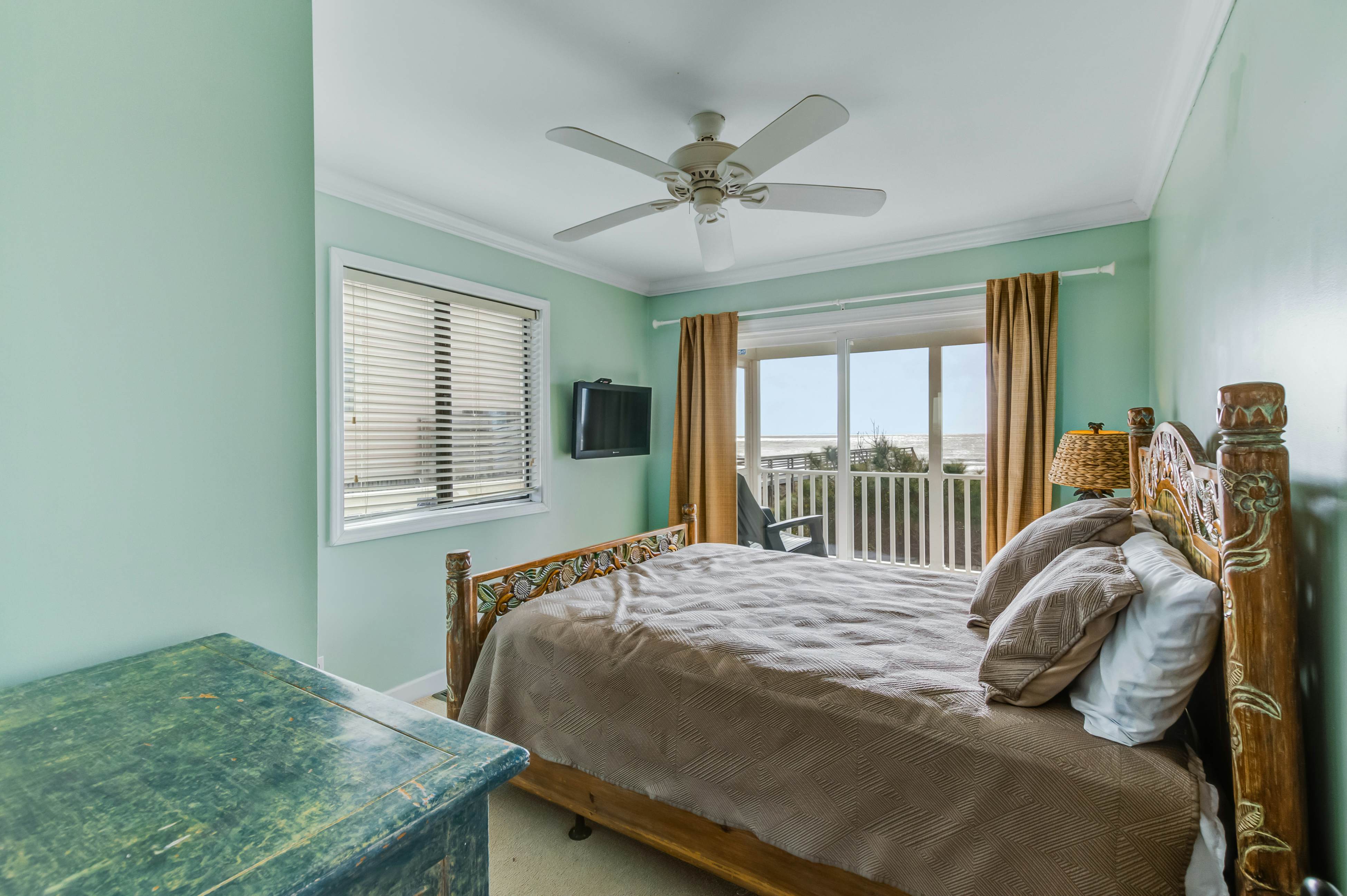 Oceanfront, event-friendly home with multiple decks & WiFi - 2 dogs ok