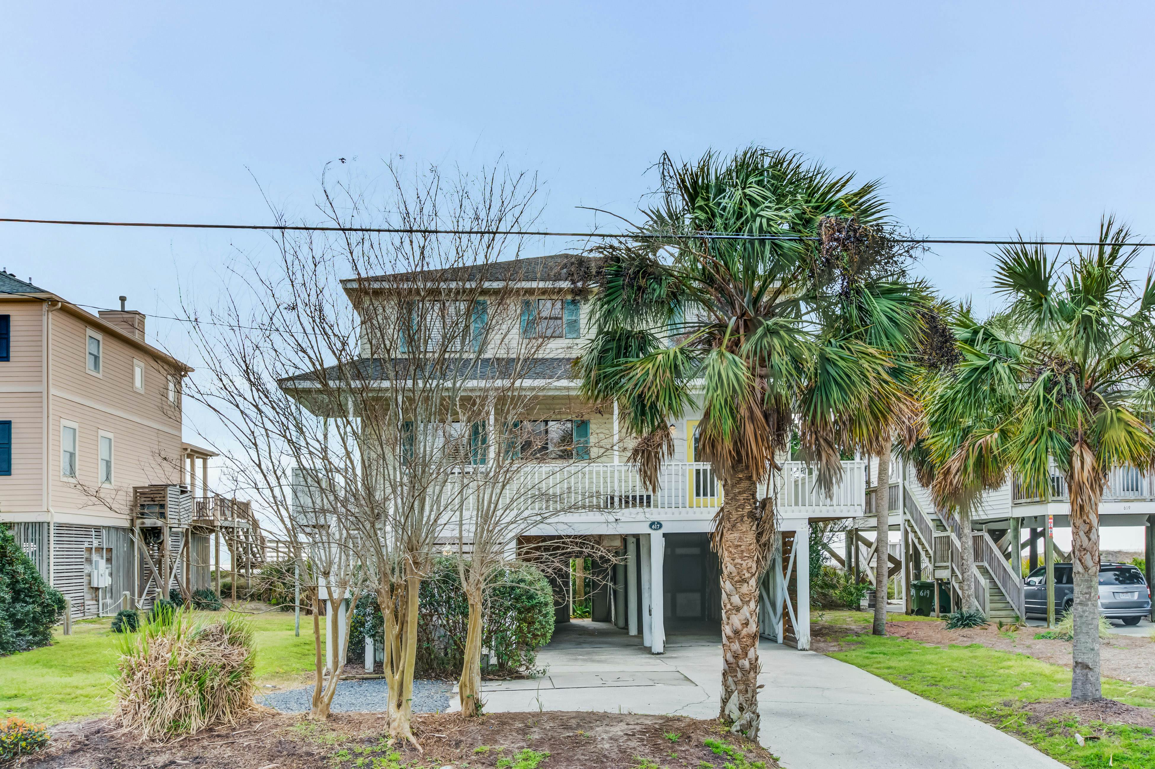 Oceanfront, event-friendly home with multiple decks & WiFi - 2 dogs ok