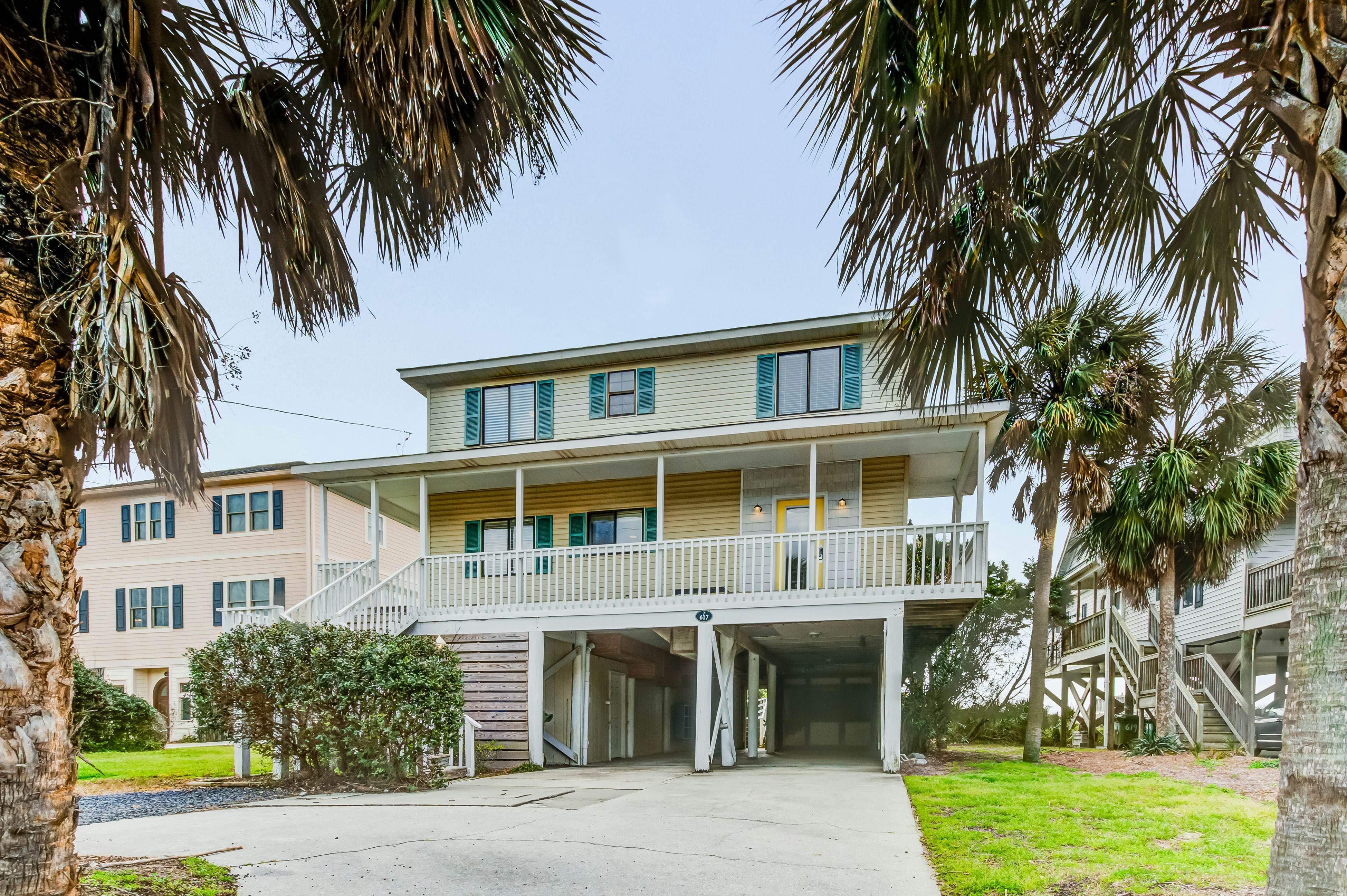Oceanfront, event-friendly home with multiple decks & WiFi - 2 dogs ok