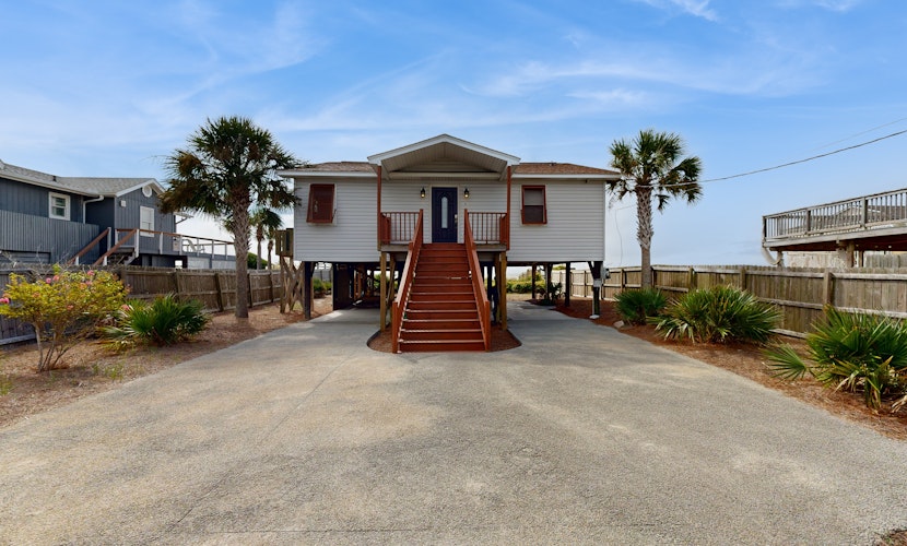 Oceanfront Property 'Folly Drifter' w/ Beach Access & Private Deck