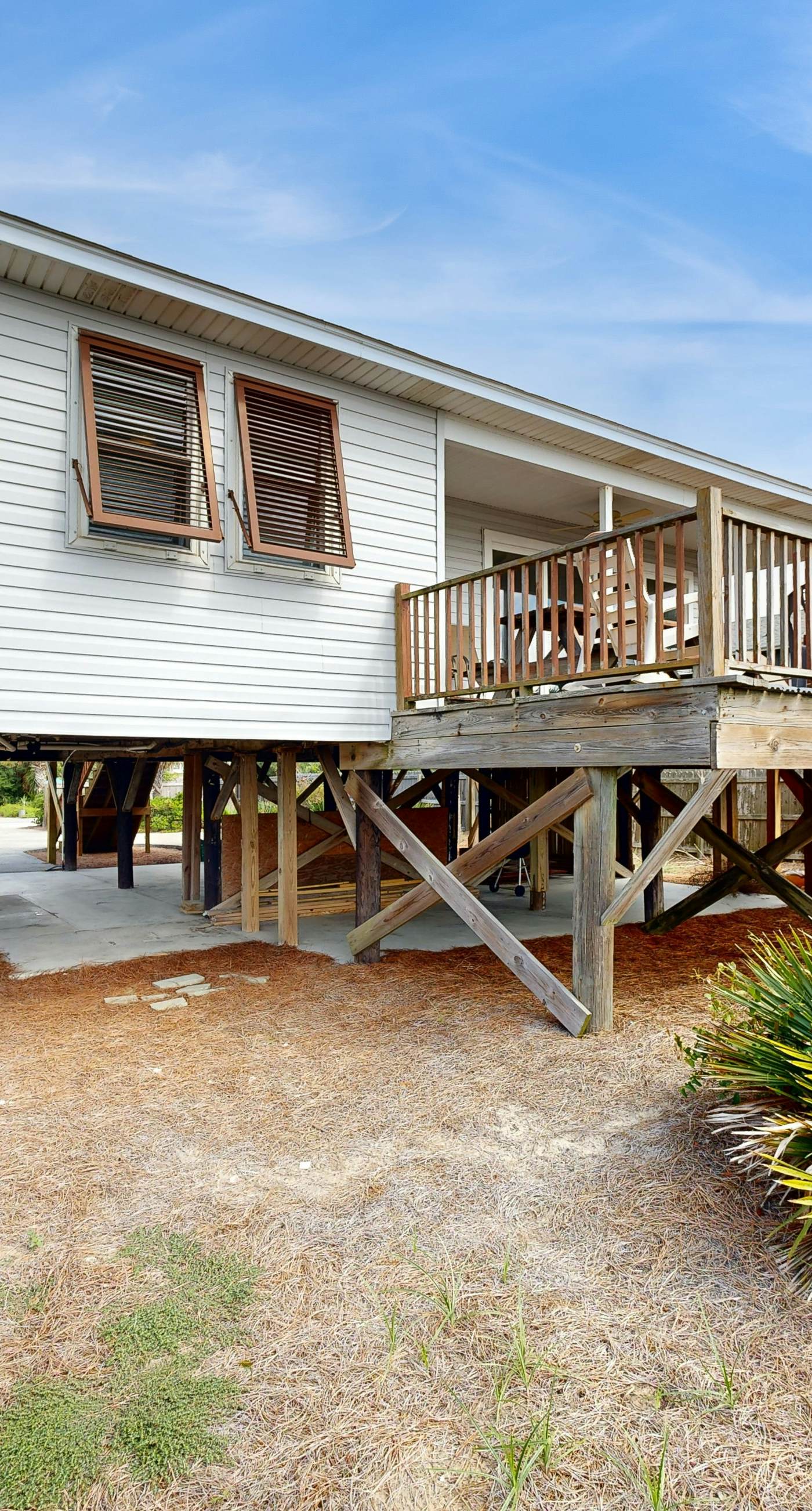 Oceanfront Property 'Folly Drifter' w/ Beach Access & Private Deck