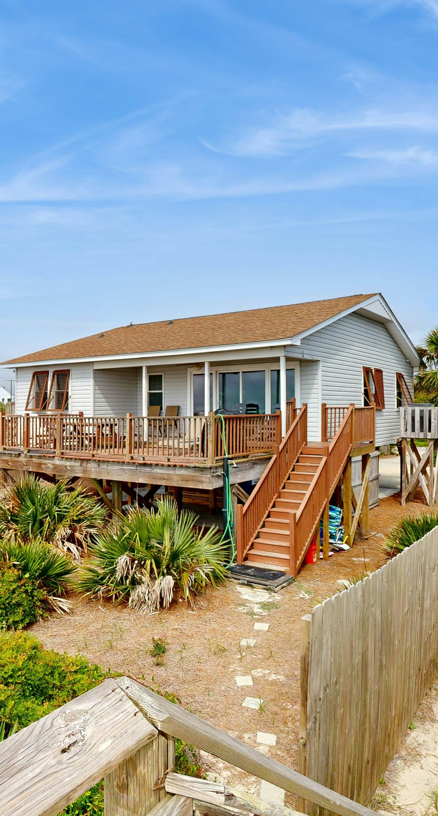 Oceanfront Property 'Folly Drifter' w/ Beach Access & Private Deck