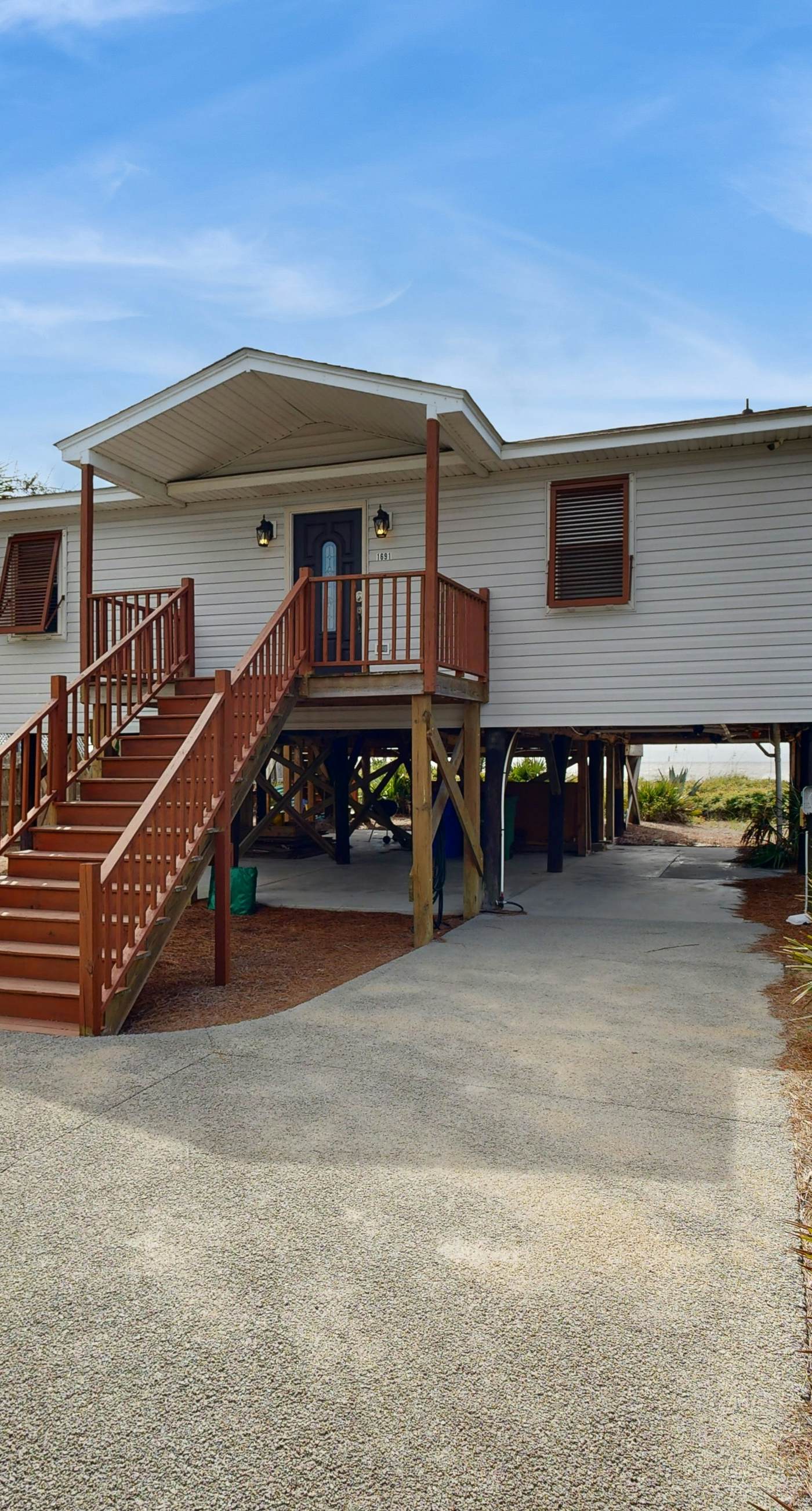 Oceanfront Property 'Folly Drifter' w/ Beach Access & Private Deck