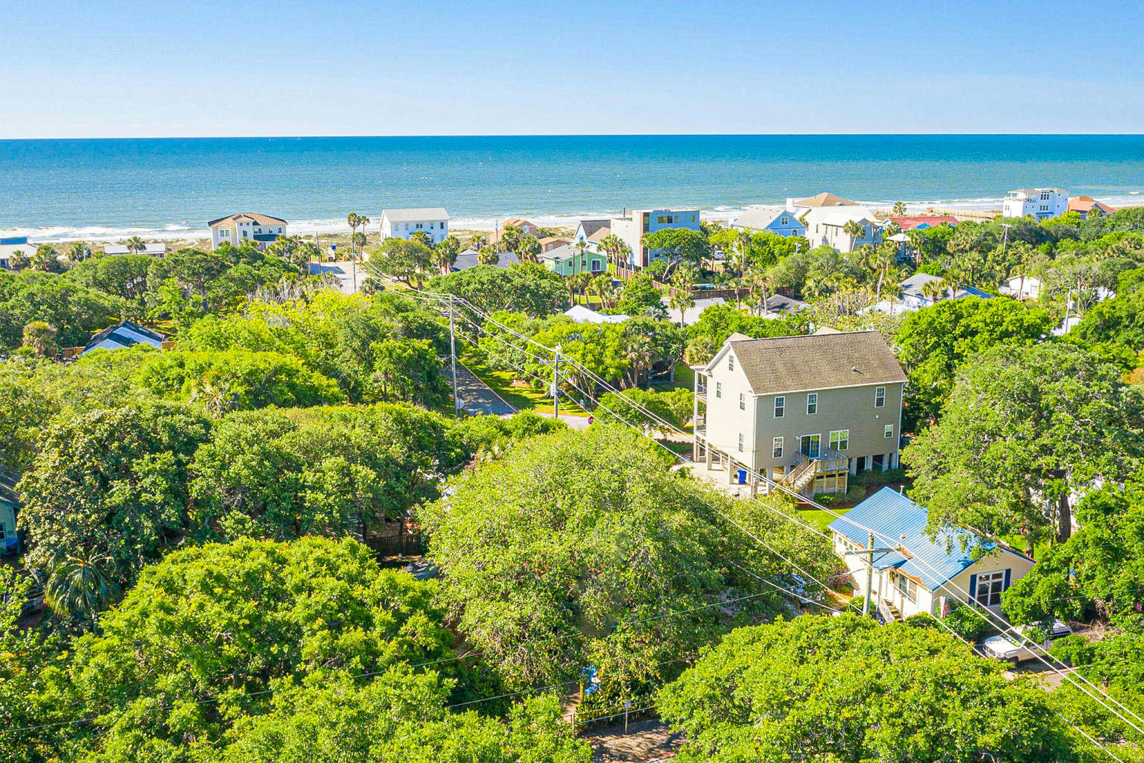 Downtown dog-friendly home with outdoor shower, level 2 EV charger