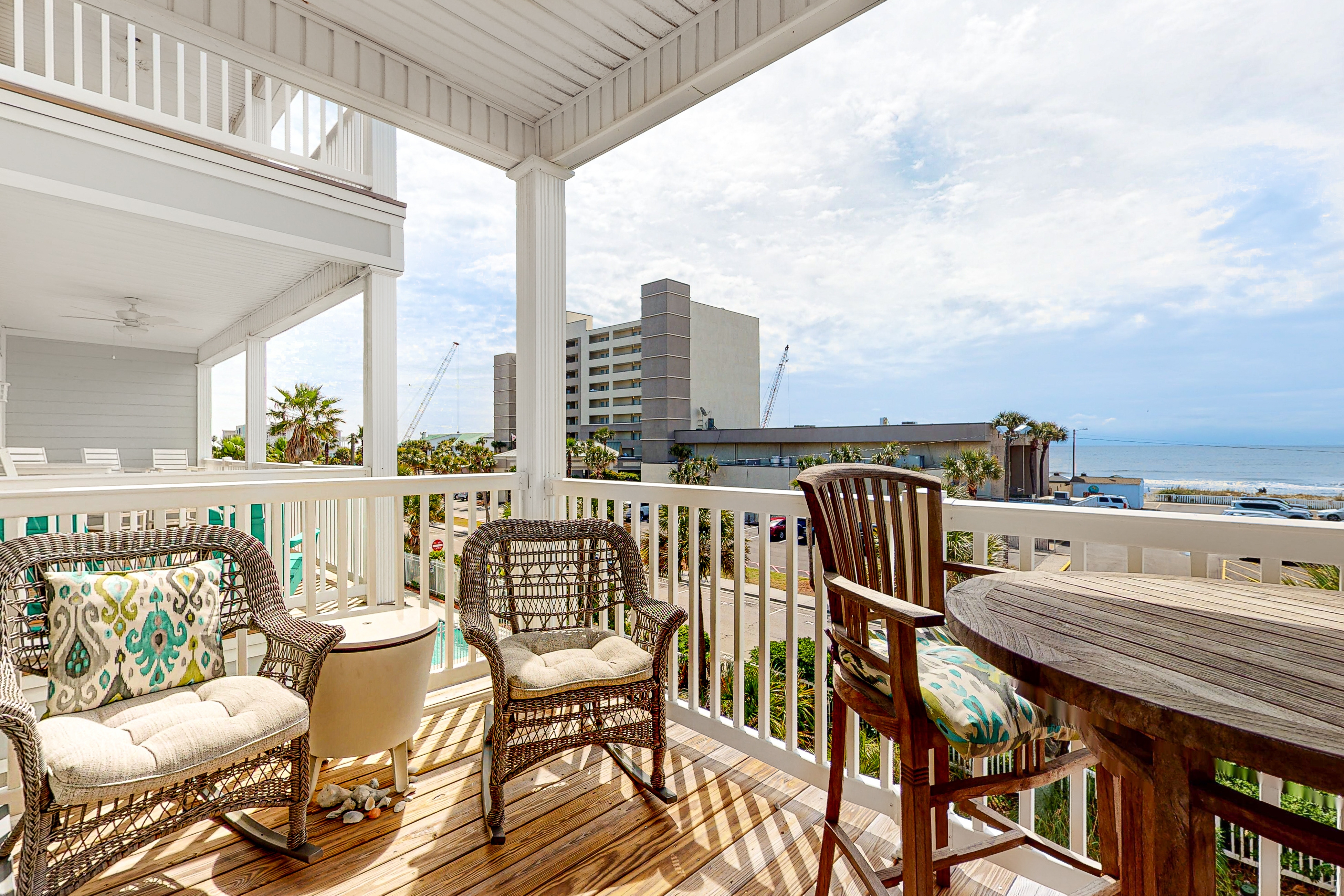 Stylish Oceanview Condo: Pool, Parking & Prime Location!