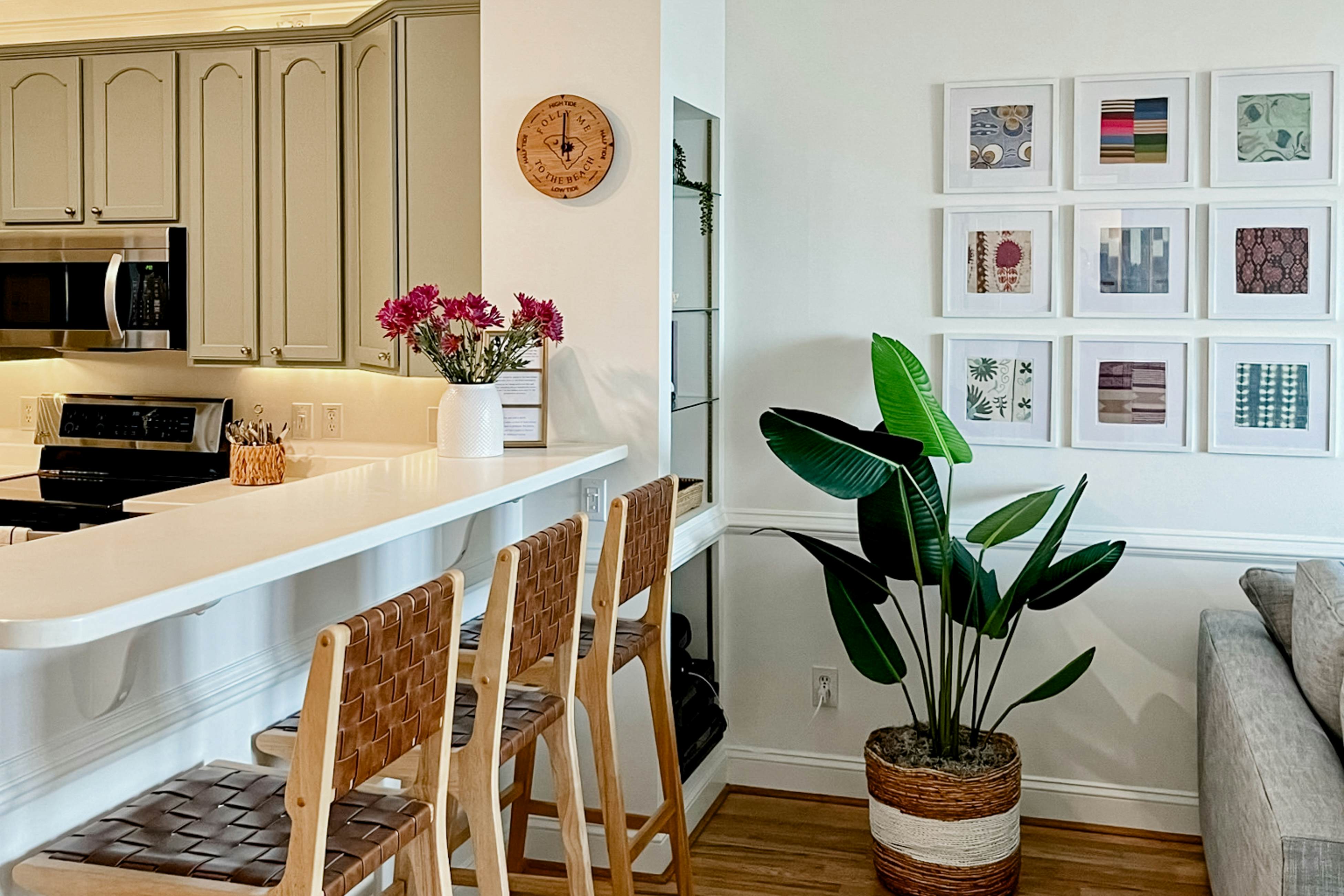 Stylish Oceanview Condo: Pool, Parking & Prime Location!