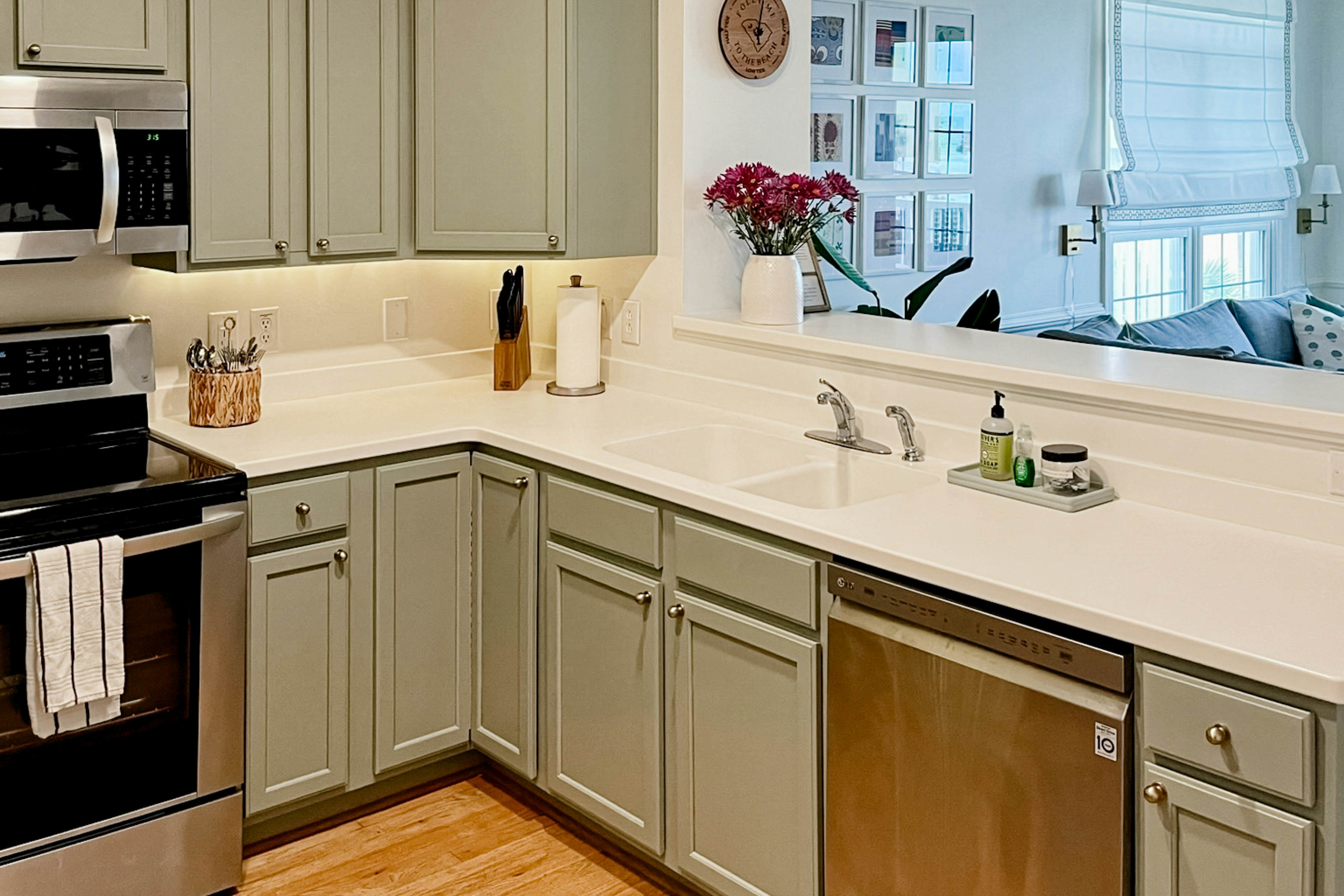 Stylish Oceanview Condo: Pool, Parking & Prime Location!