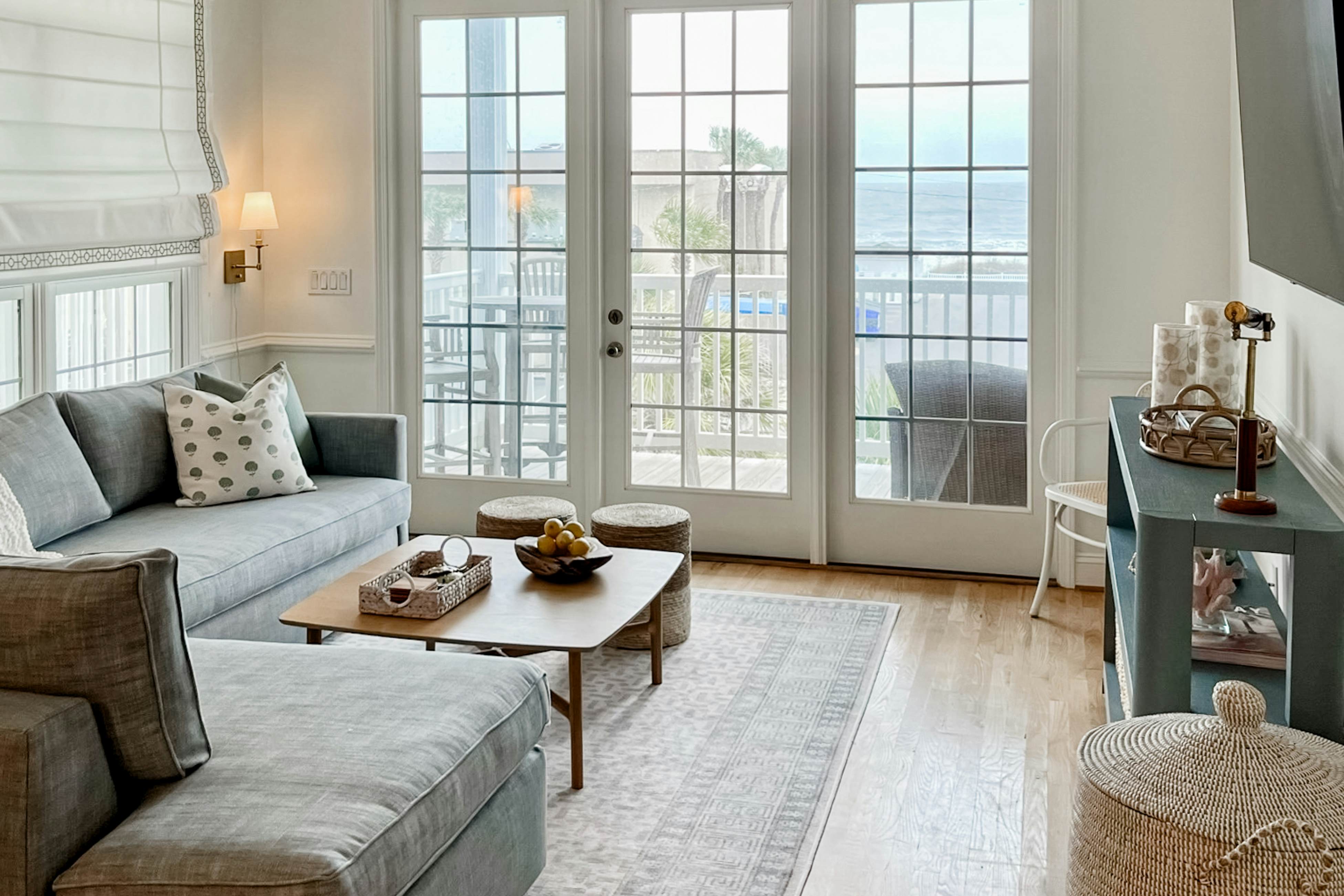 Stylish Oceanview Condo: Pool, Parking & Prime Location!