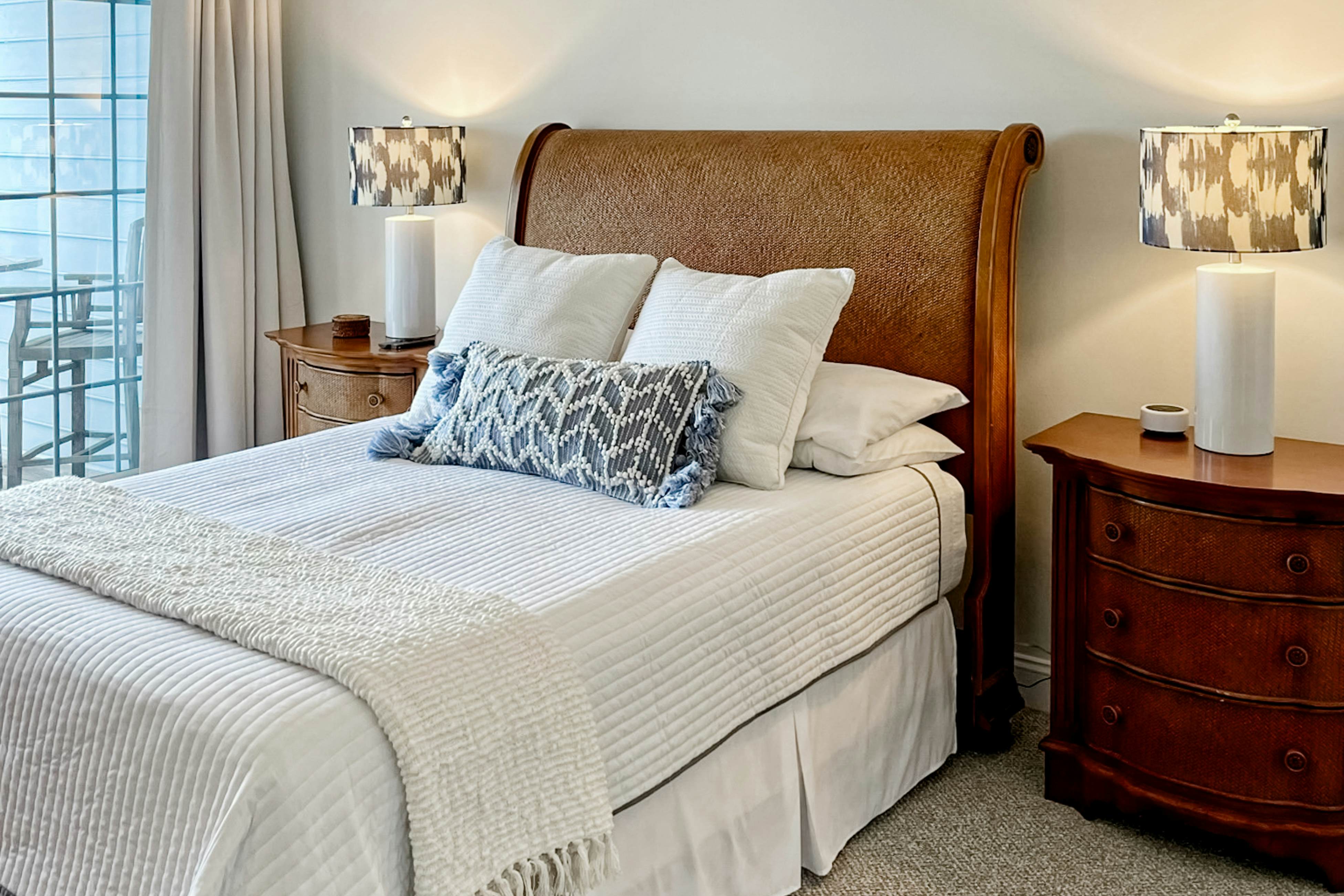 Stylish Oceanview Condo: Pool, Parking & Prime Location!