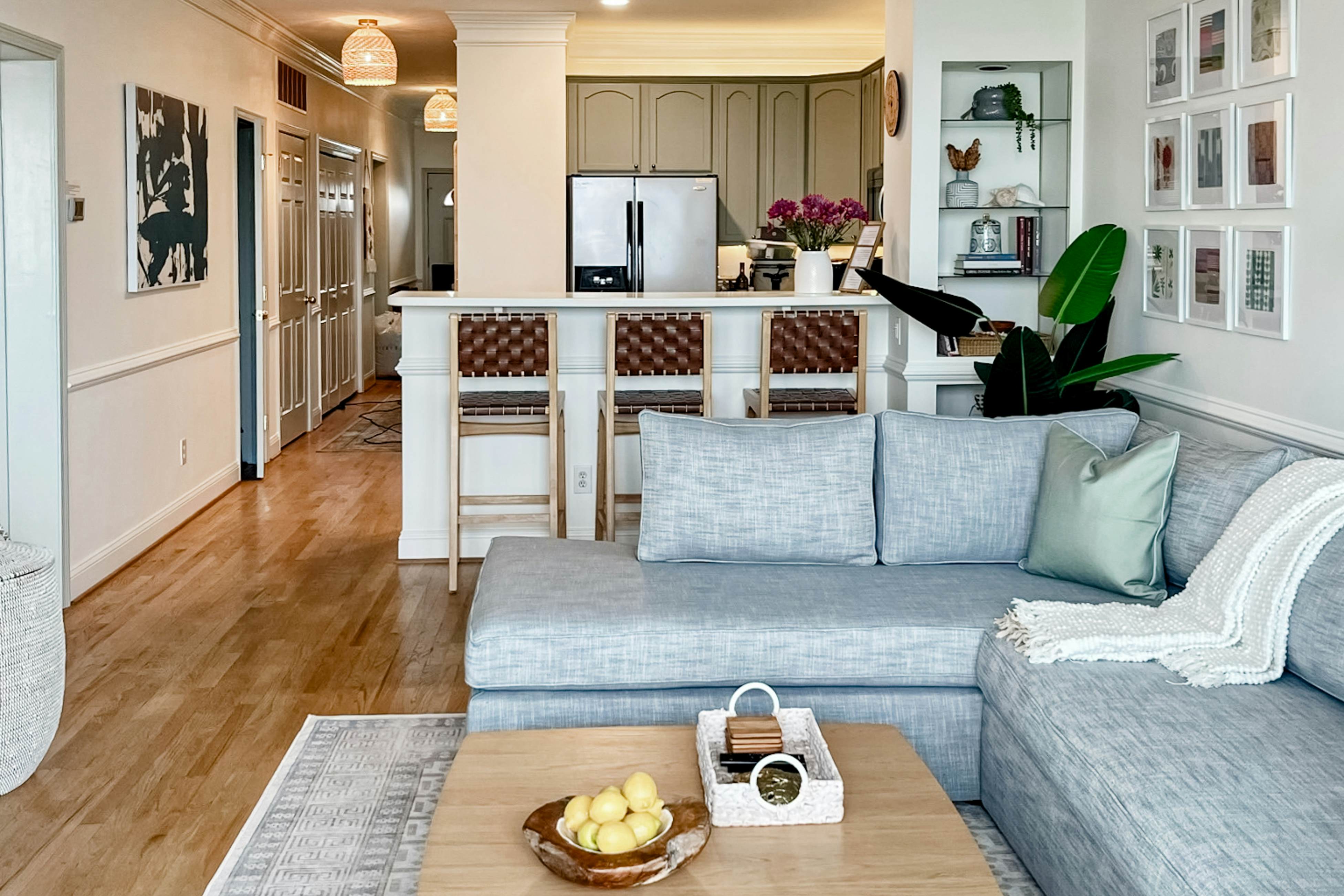 Stylish Oceanview Condo: Pool, Parking & Prime Location!