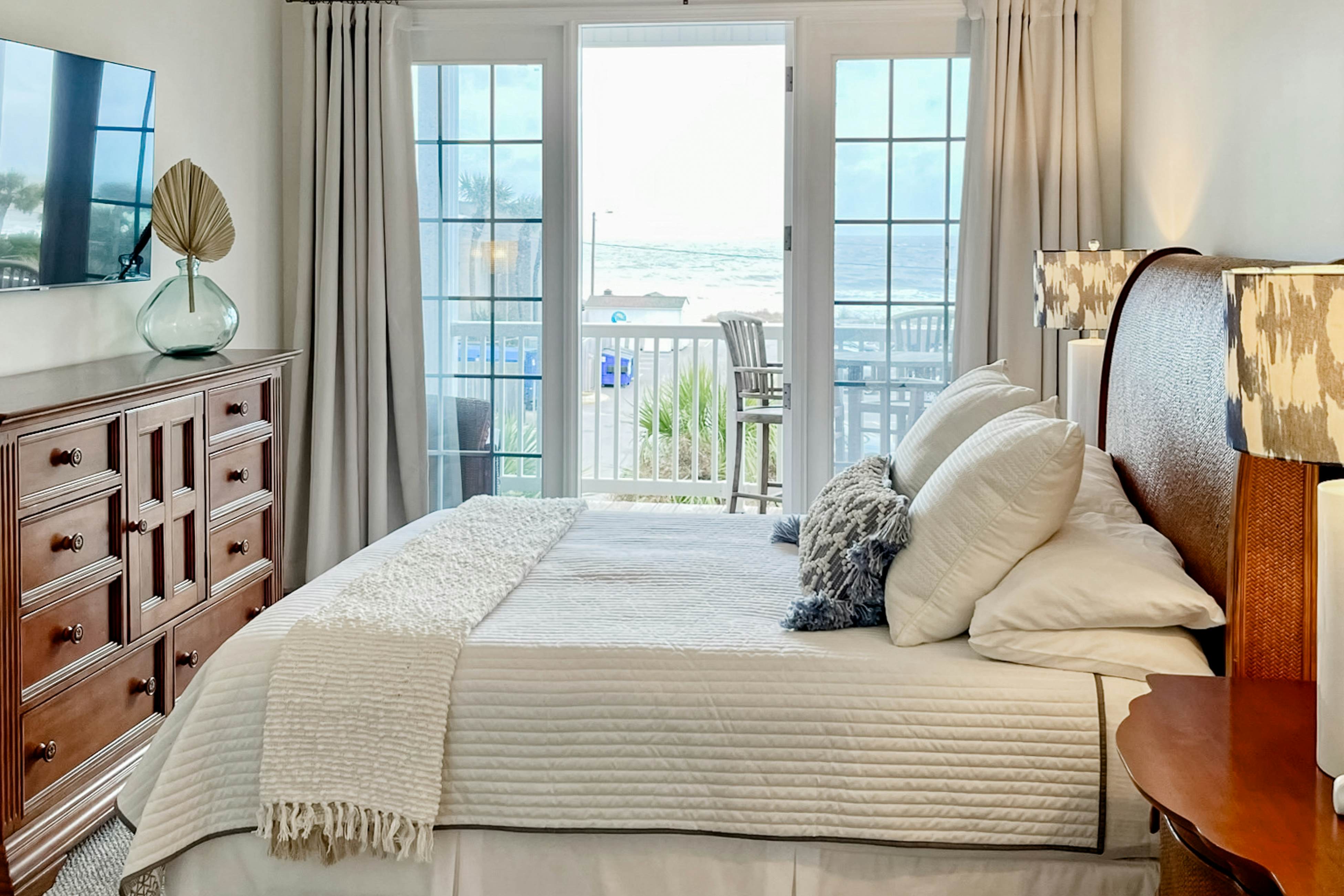 Stylish Oceanview Condo: Pool, Parking & Prime Location!