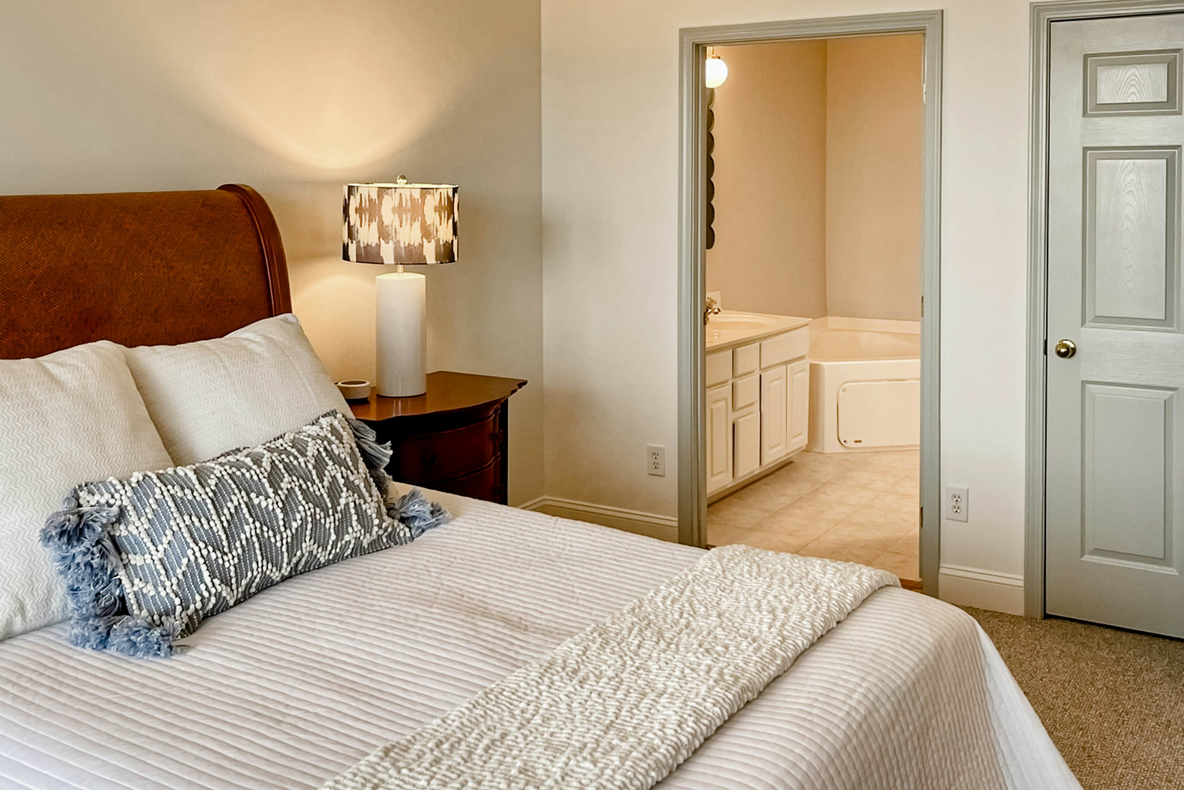 Stylish Oceanview Condo: Pool, Parking & Prime Location!