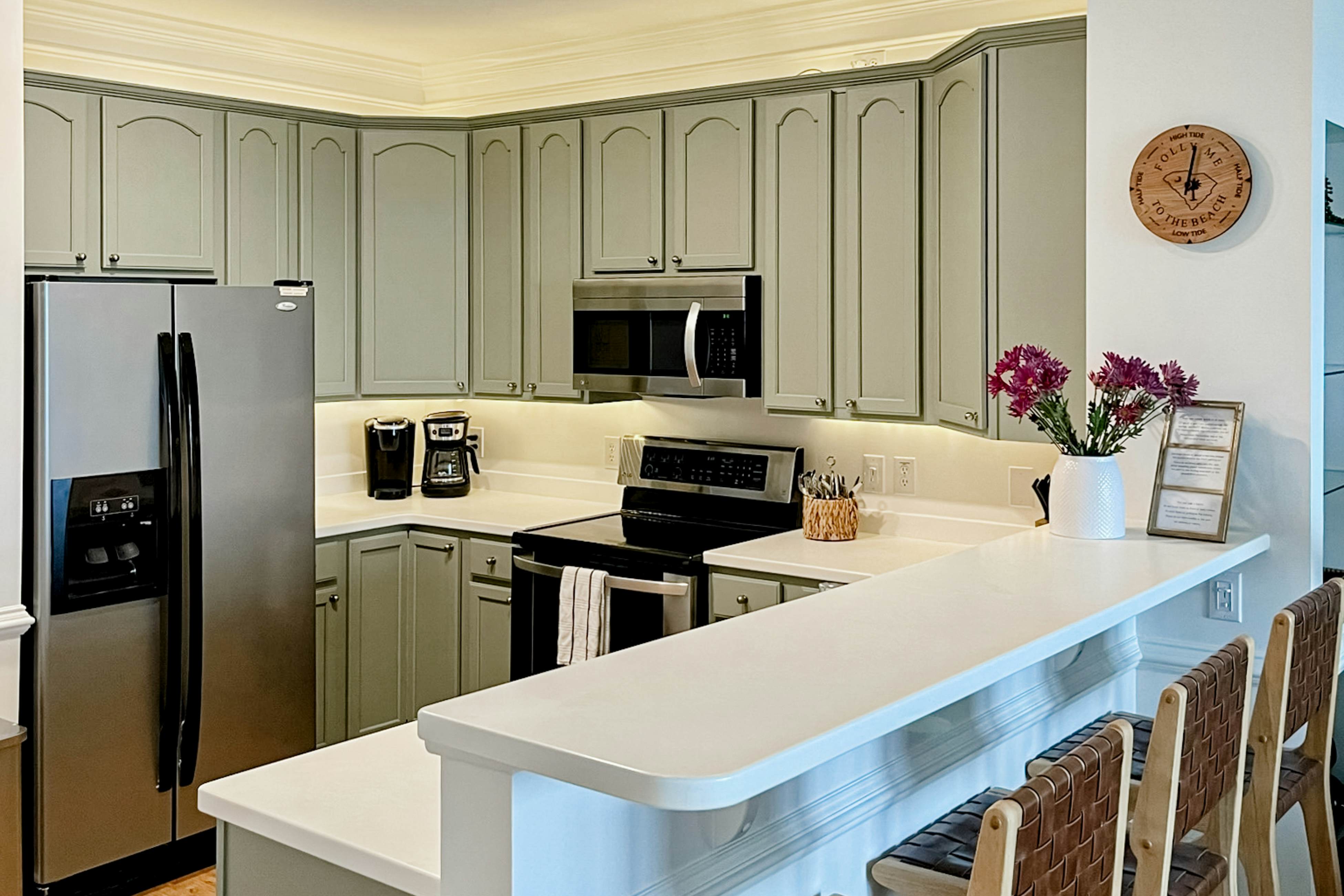 Stylish Oceanview Condo: Pool, Parking & Prime Location!