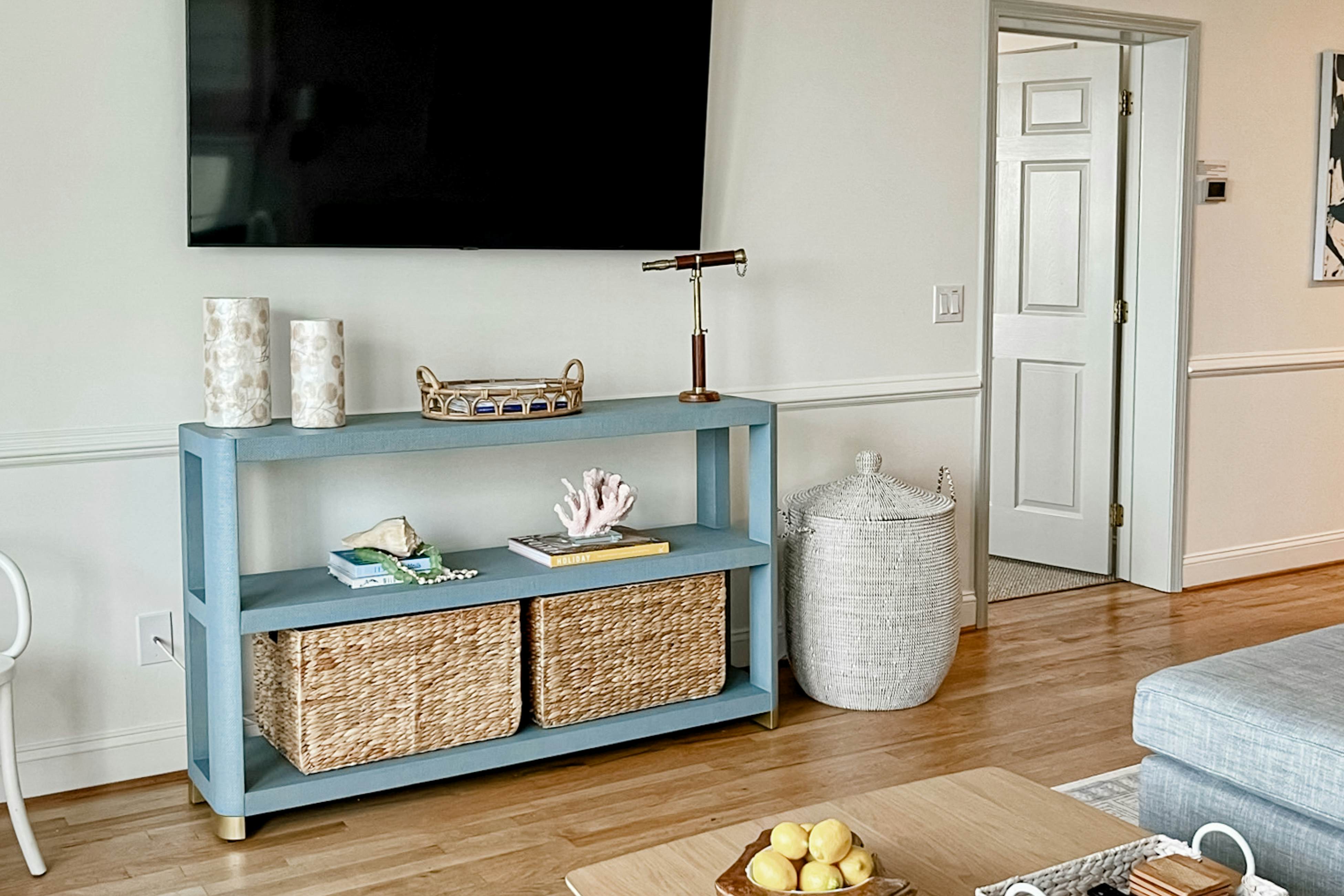 Stylish Oceanview Condo: Pool, Parking & Prime Location!