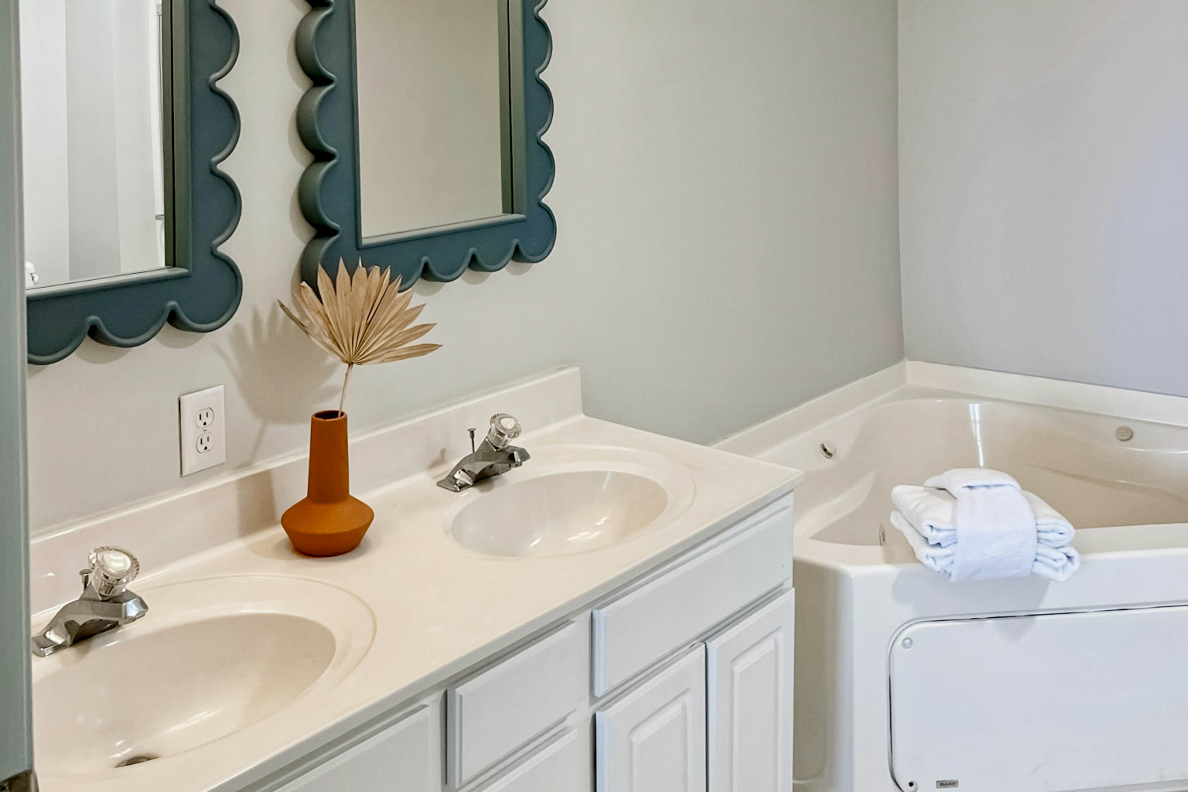 Stylish Oceanview Condo: Pool, Parking & Prime Location!