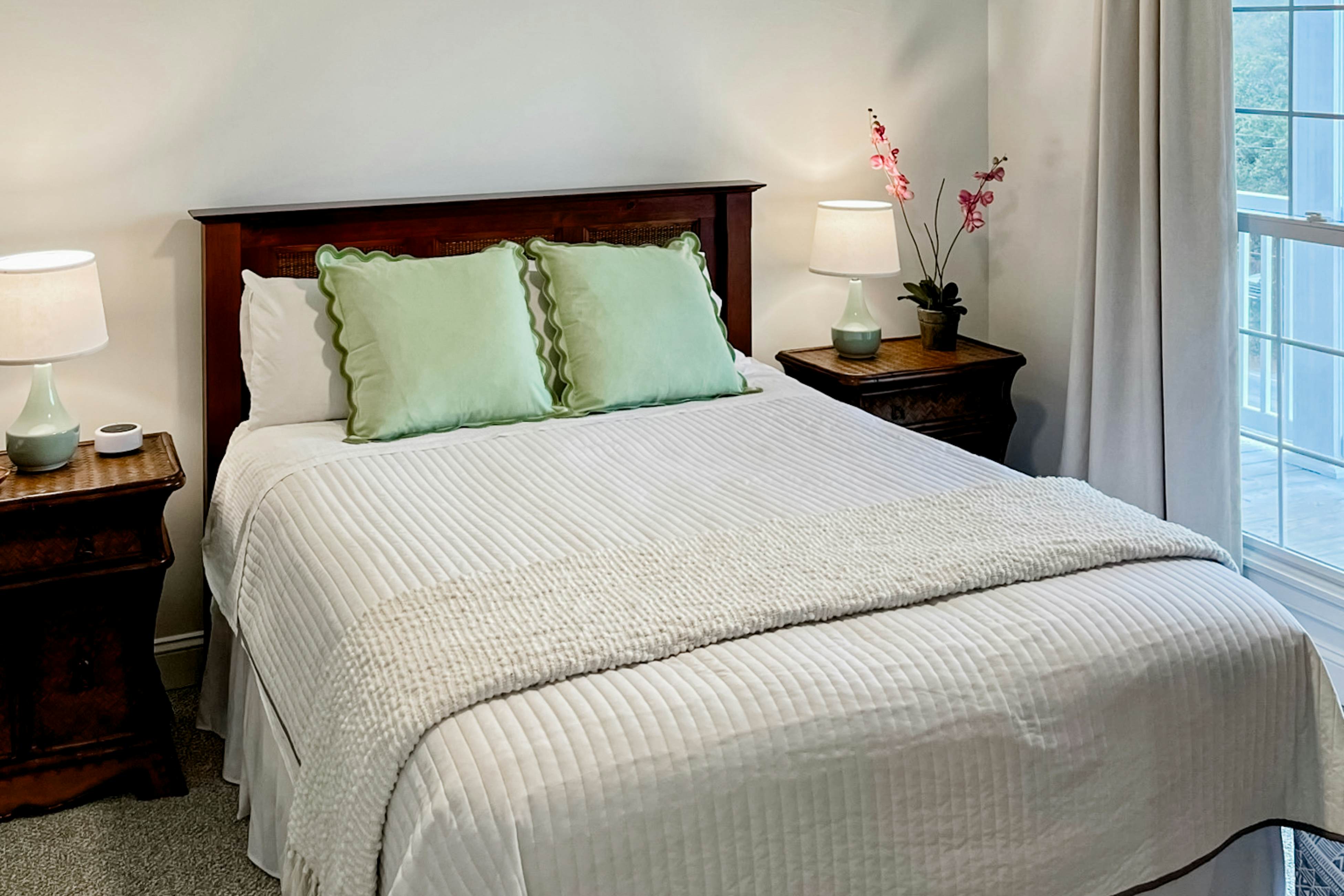 Stylish Oceanview Condo: Pool, Parking & Prime Location!