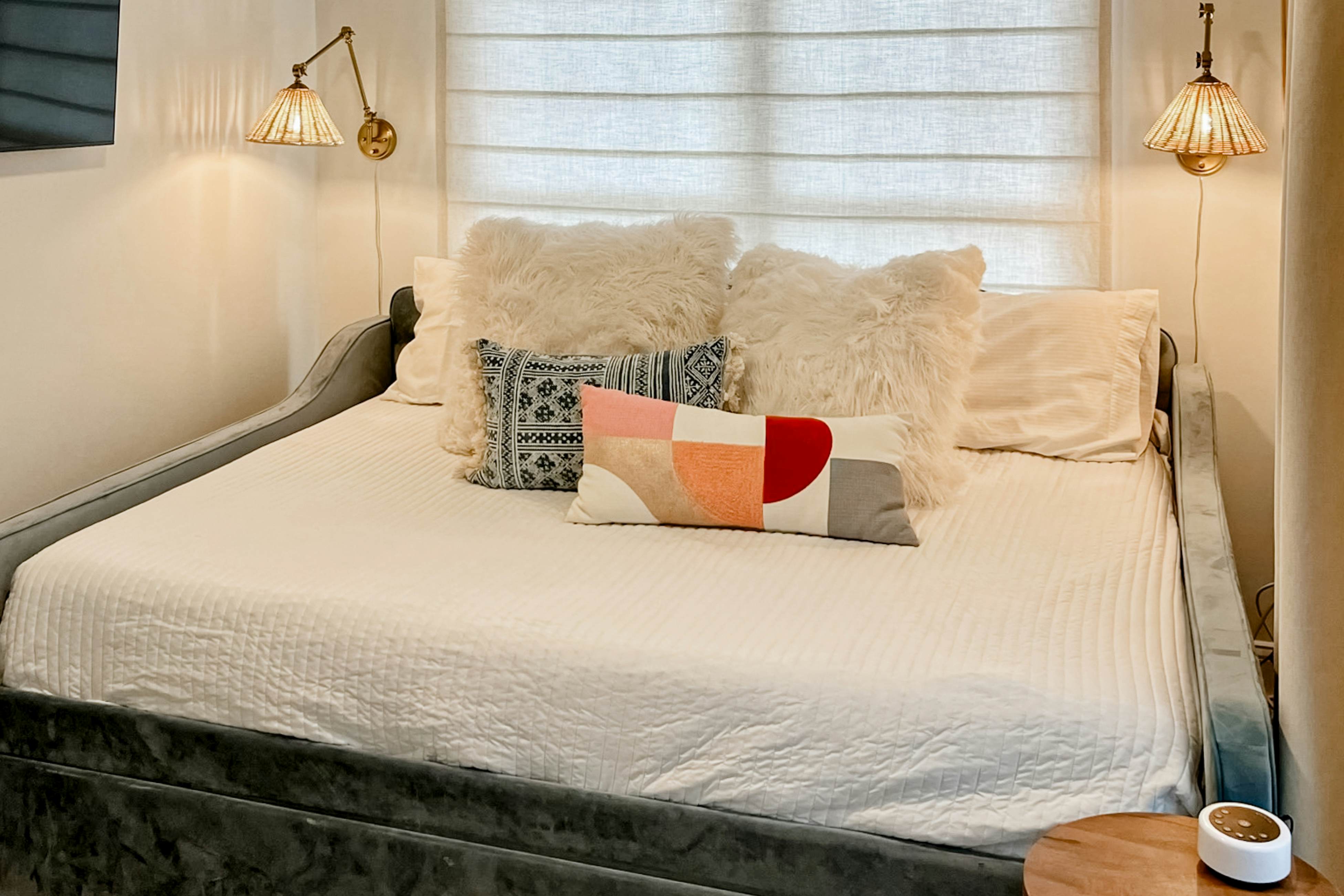 Stylish Oceanview Condo: Pool, Parking & Prime Location!