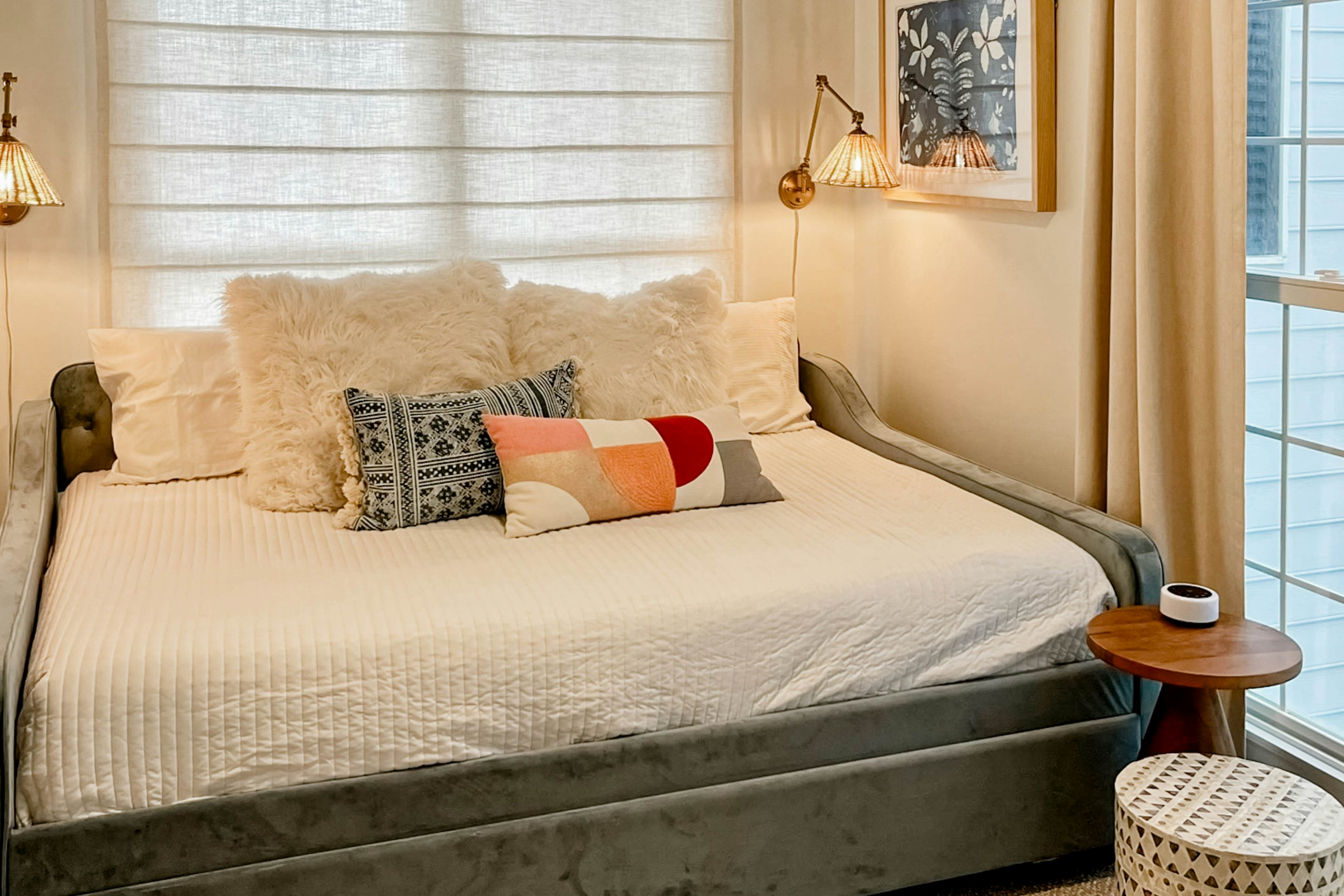 Stylish Oceanview Condo: Pool, Parking & Prime Location!