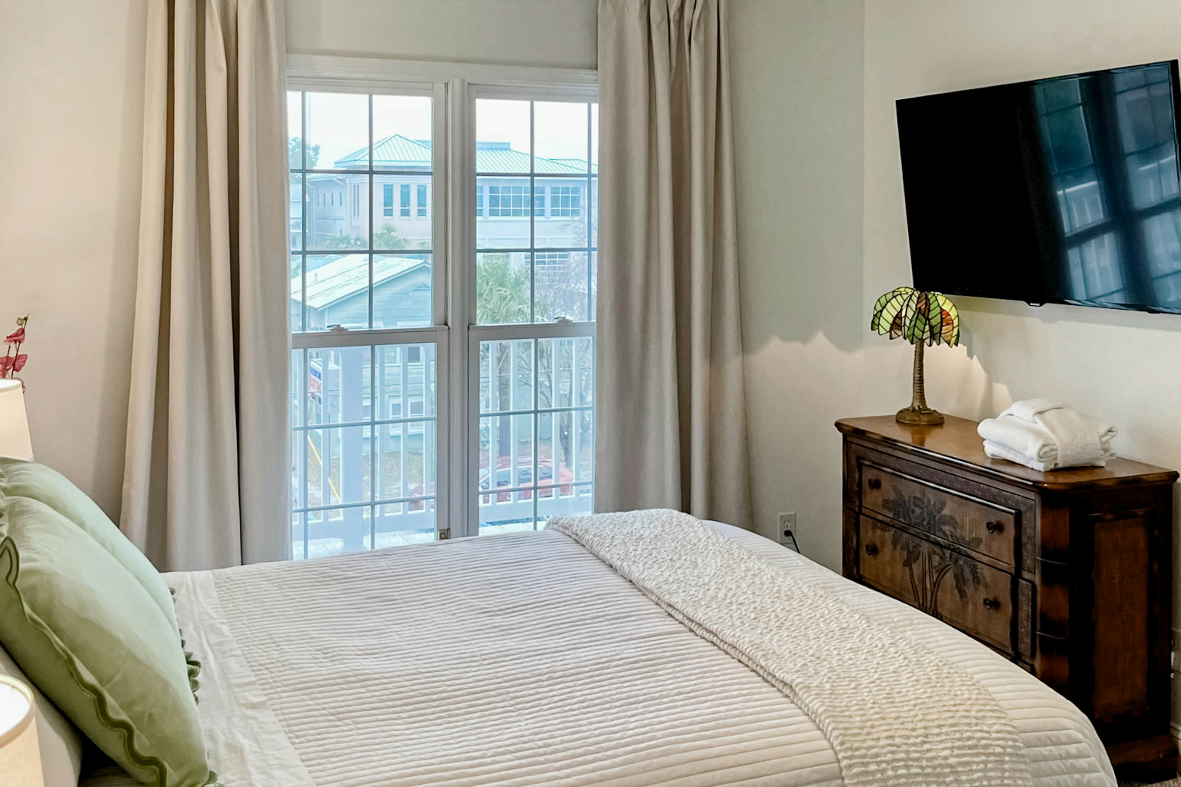 Stylish Oceanview Condo: Pool, Parking & Prime Location!