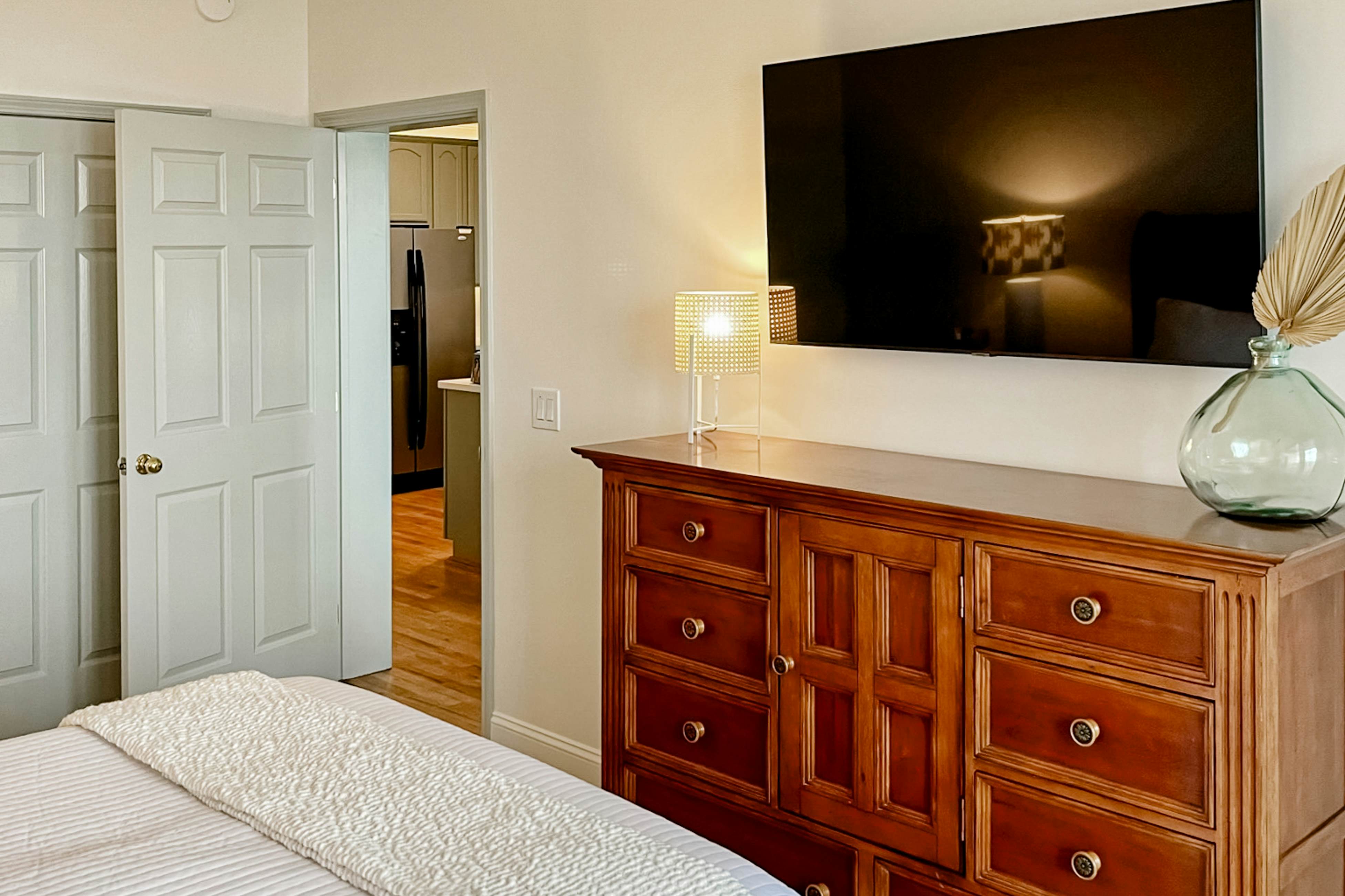 Stylish Oceanview Condo: Pool, Parking & Prime Location!