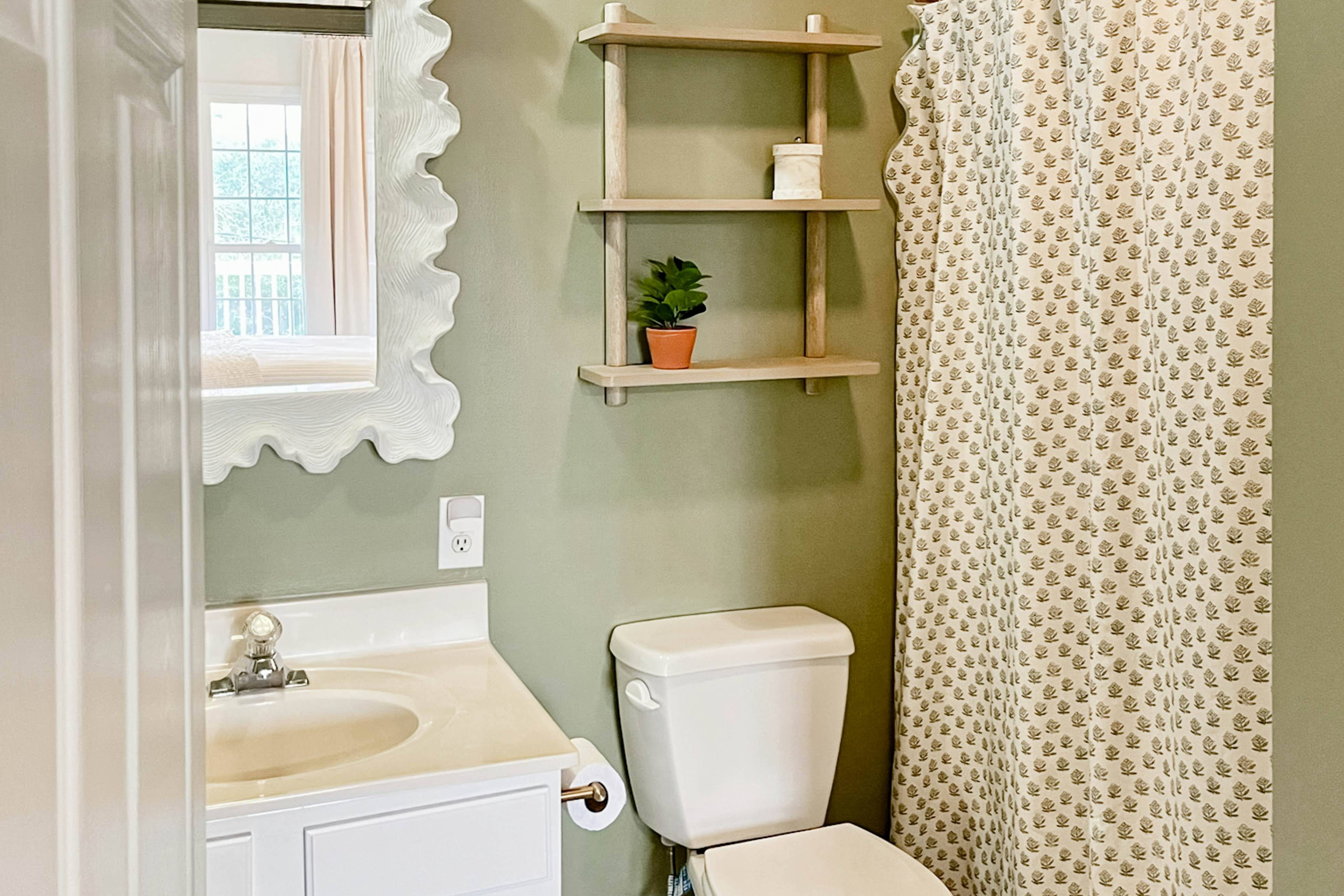 Stylish Oceanview Condo: Pool, Parking & Prime Location!